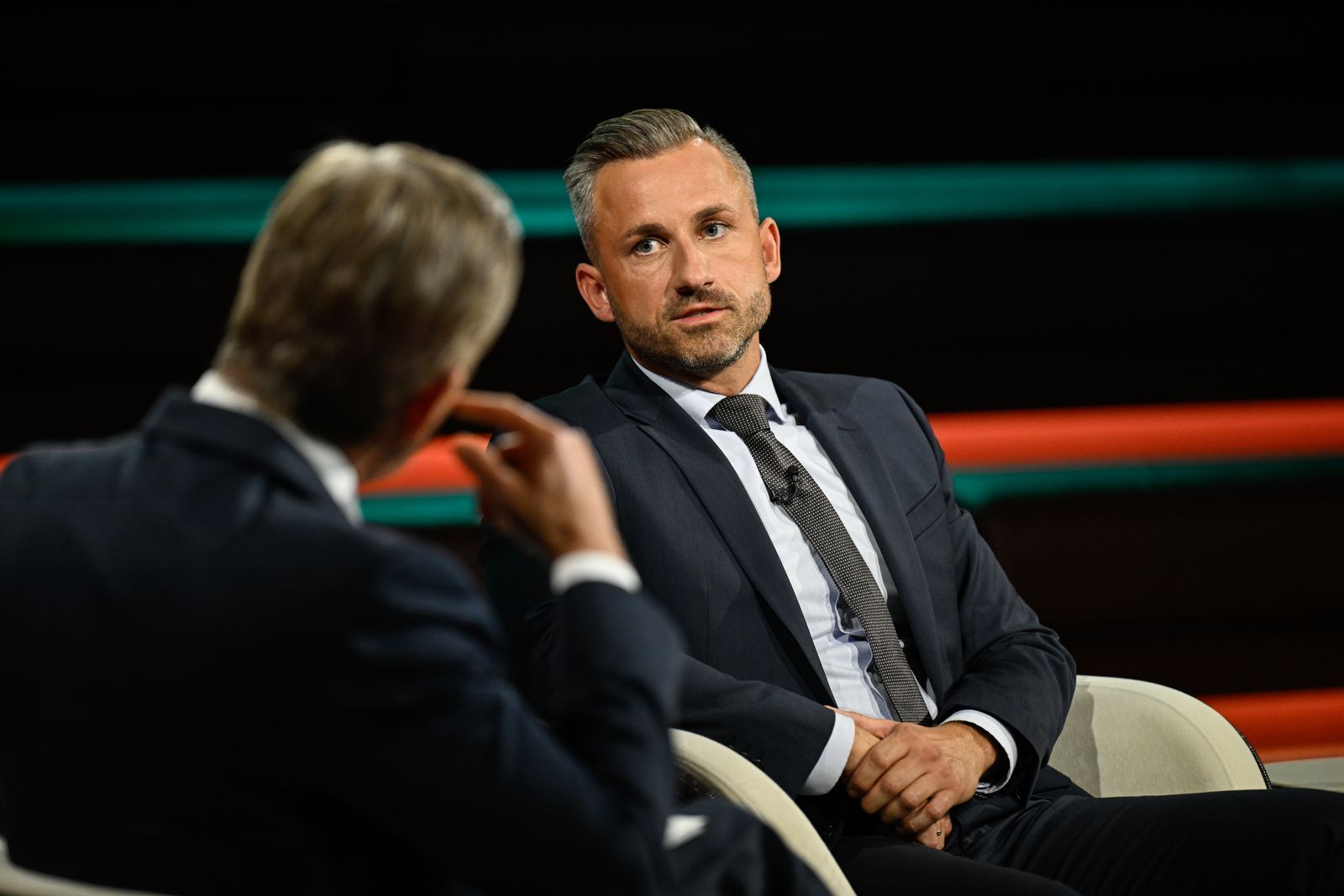 AfD-Politiker Ulrich Siegmund räumte bei „Markus Lanz“ ein, dass sein Programm nicht innerhalb eines Jahres umzusetzen sei. (Bild: ZDF / Markus Hertrich)