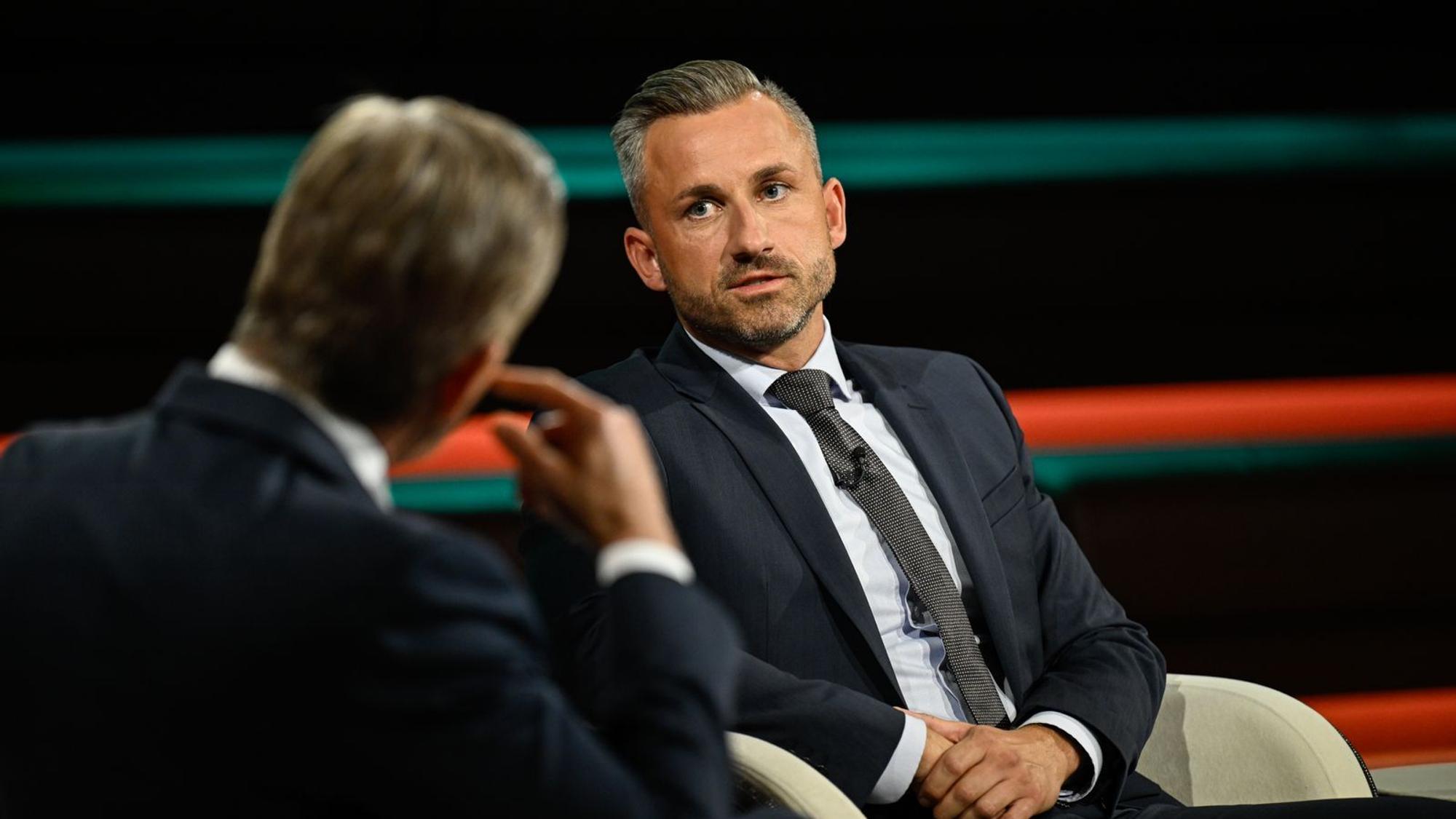 AfD-Politiker Ulrich Siegmund räumte bei „Markus Lanz“ ein, dass sein Programm nicht innerhalb eines Jahres umzusetzen sei. (Bild: ZDF / Markus Hertrich)