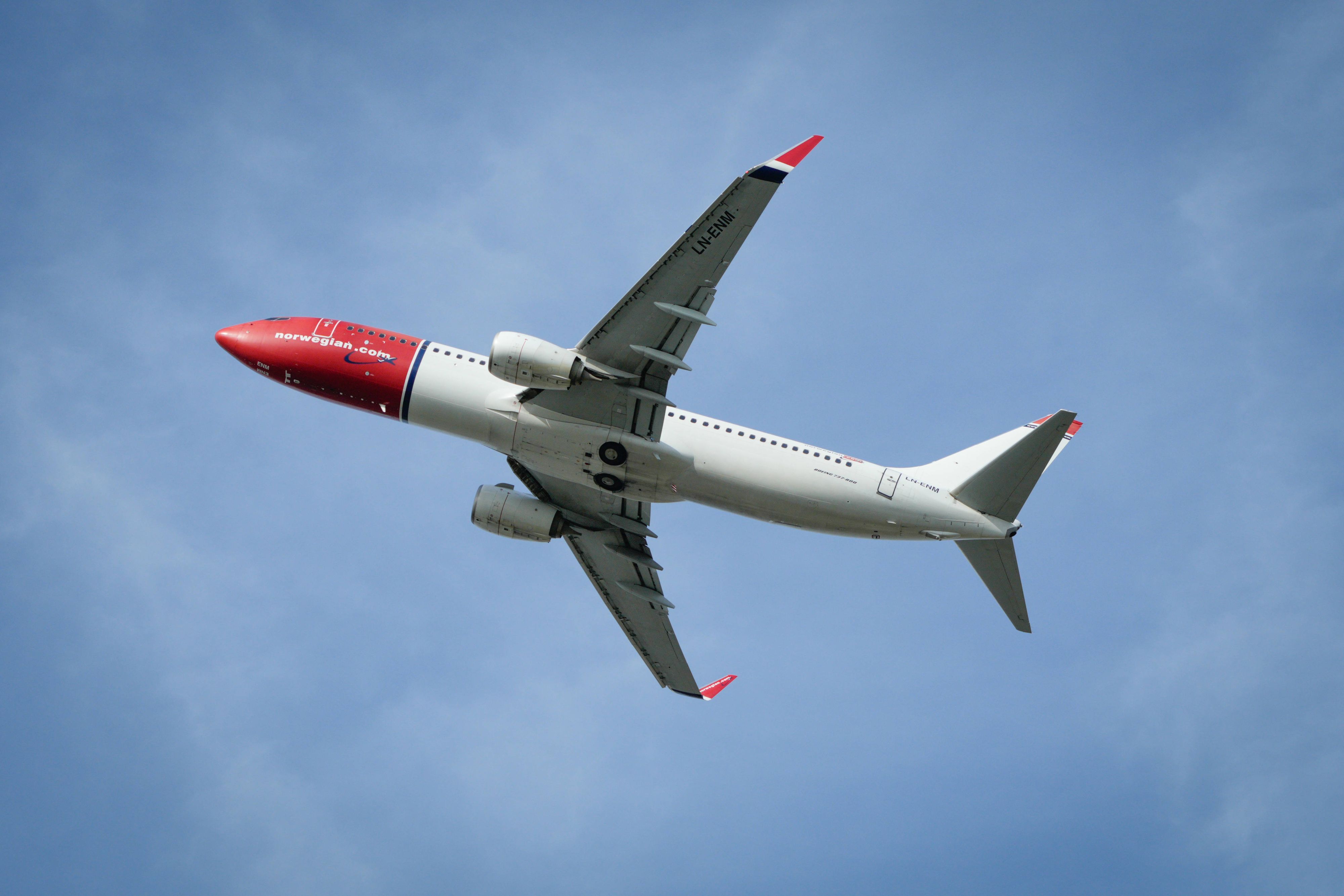 Ein Norwegian-Flieger in der Luft.