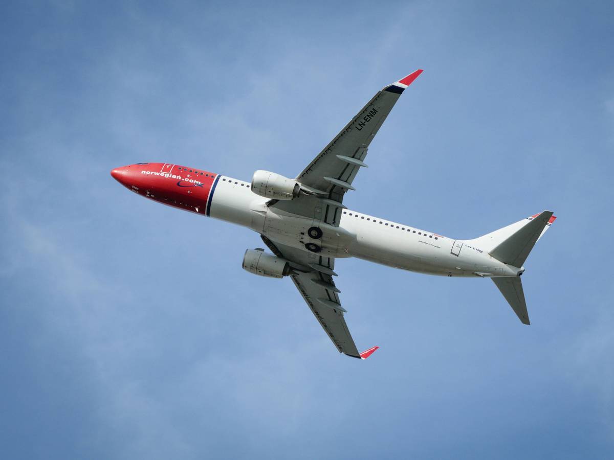 Ein Norwegian-Flieger in der Luft.