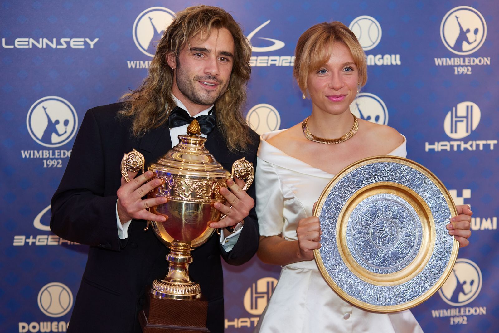 André Agassi (Toby Sebastian) und Steffi Graf (Lena Klenke) als Wimbledon-Sieger 1992 im Film „Perfect Match“. Er hat sich damals schon ziemlich deutlich für sie interessiert. Bei ihr dauerte es ein bisschen länger, bis es Liebe wurde. (Bild: One Gate Media/Bravado Media – MarVista Entertainment /Umberto Poto)