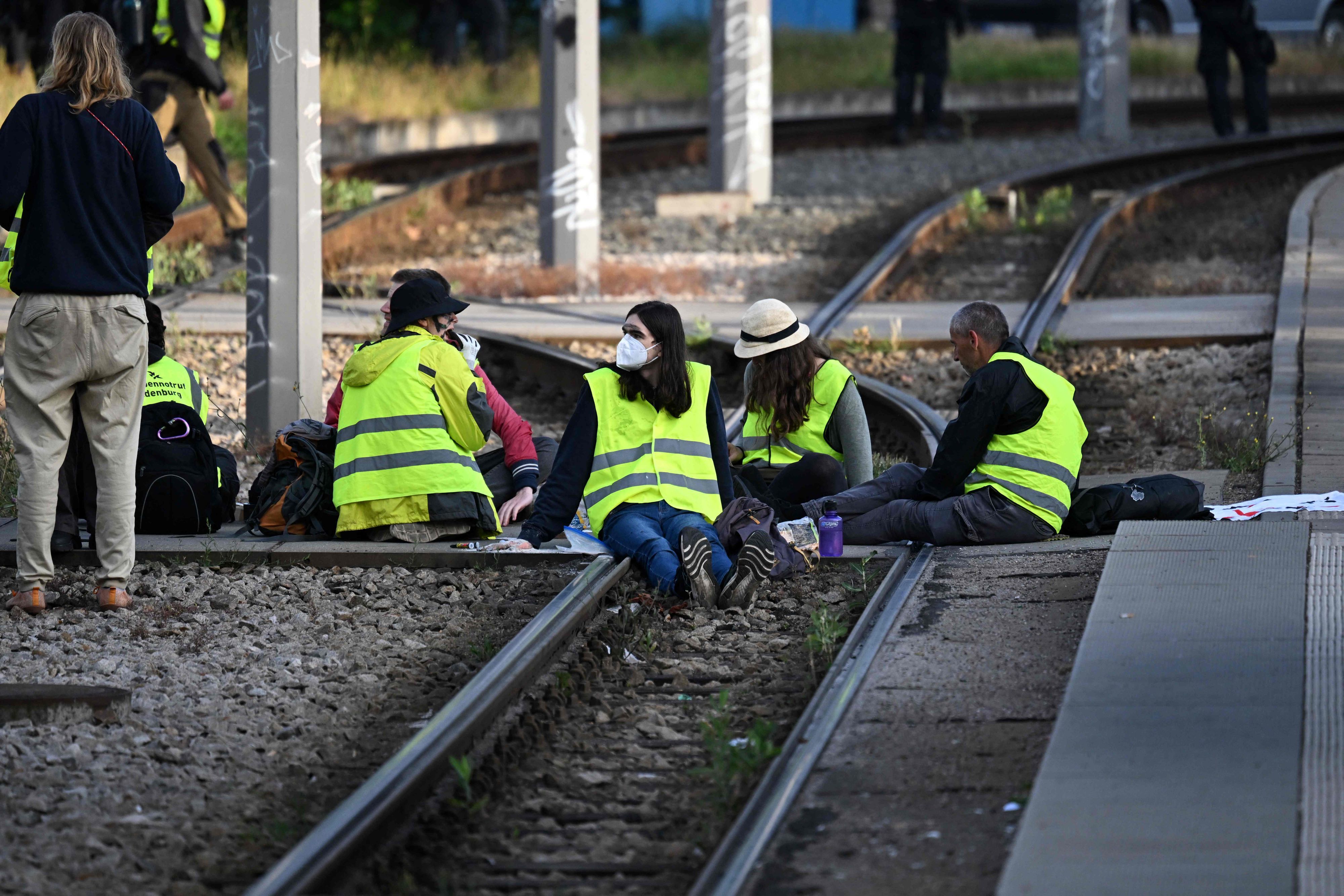 Auch Bahngleise wurden von Demonstranten blockiert.