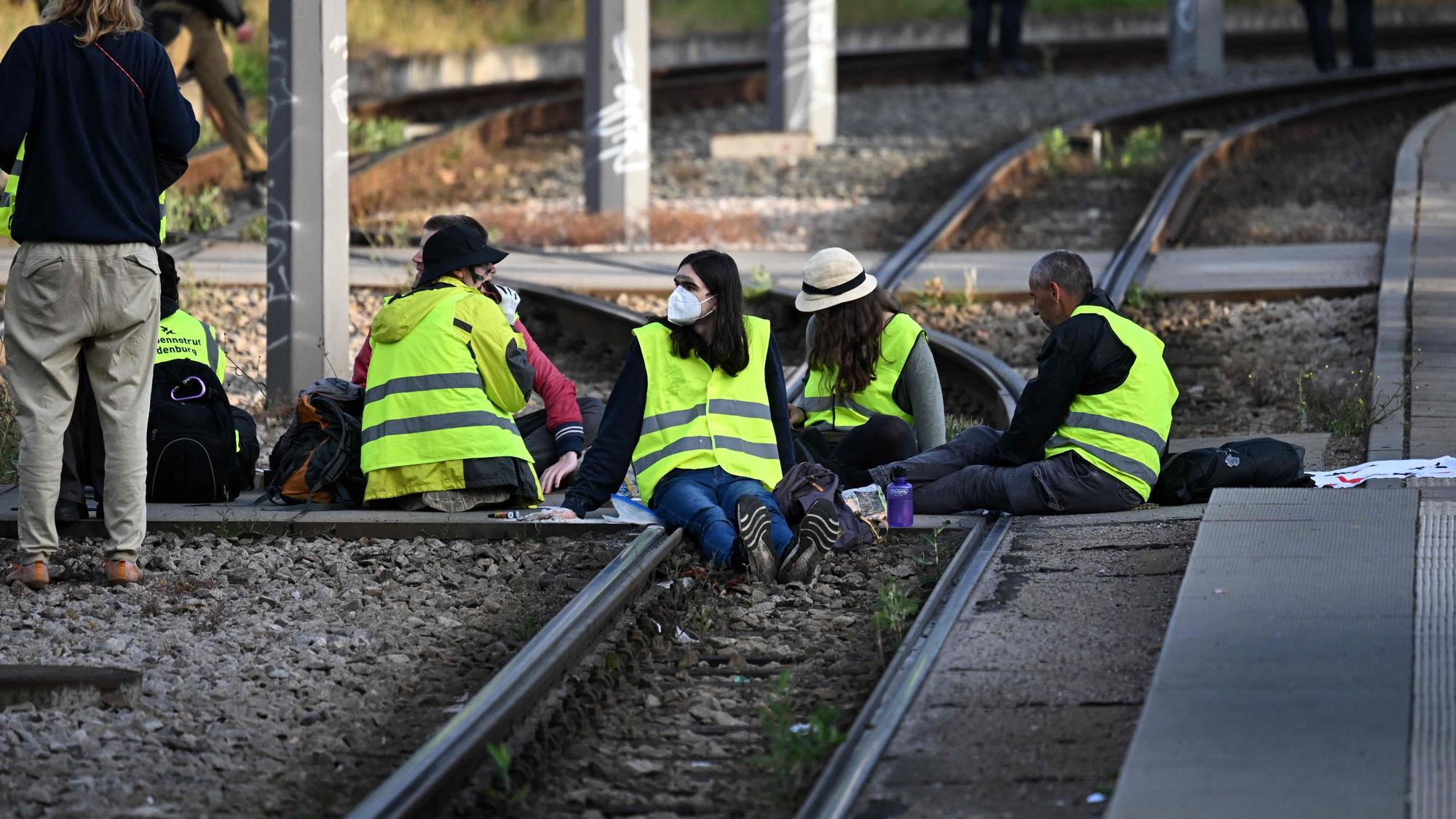 Auch Bahngleise wurden von Demonstranten blockiert.