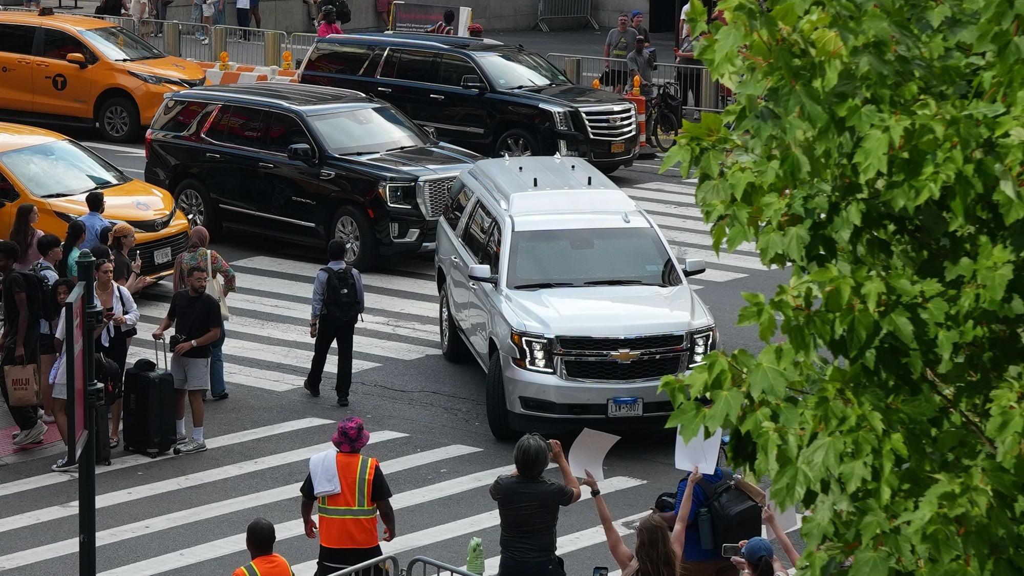 Ein Fahrzeug, von dem angenommen wird, dass es die Sängerin Taylor Swift befördert, trifft am Madison Square Garden ein.