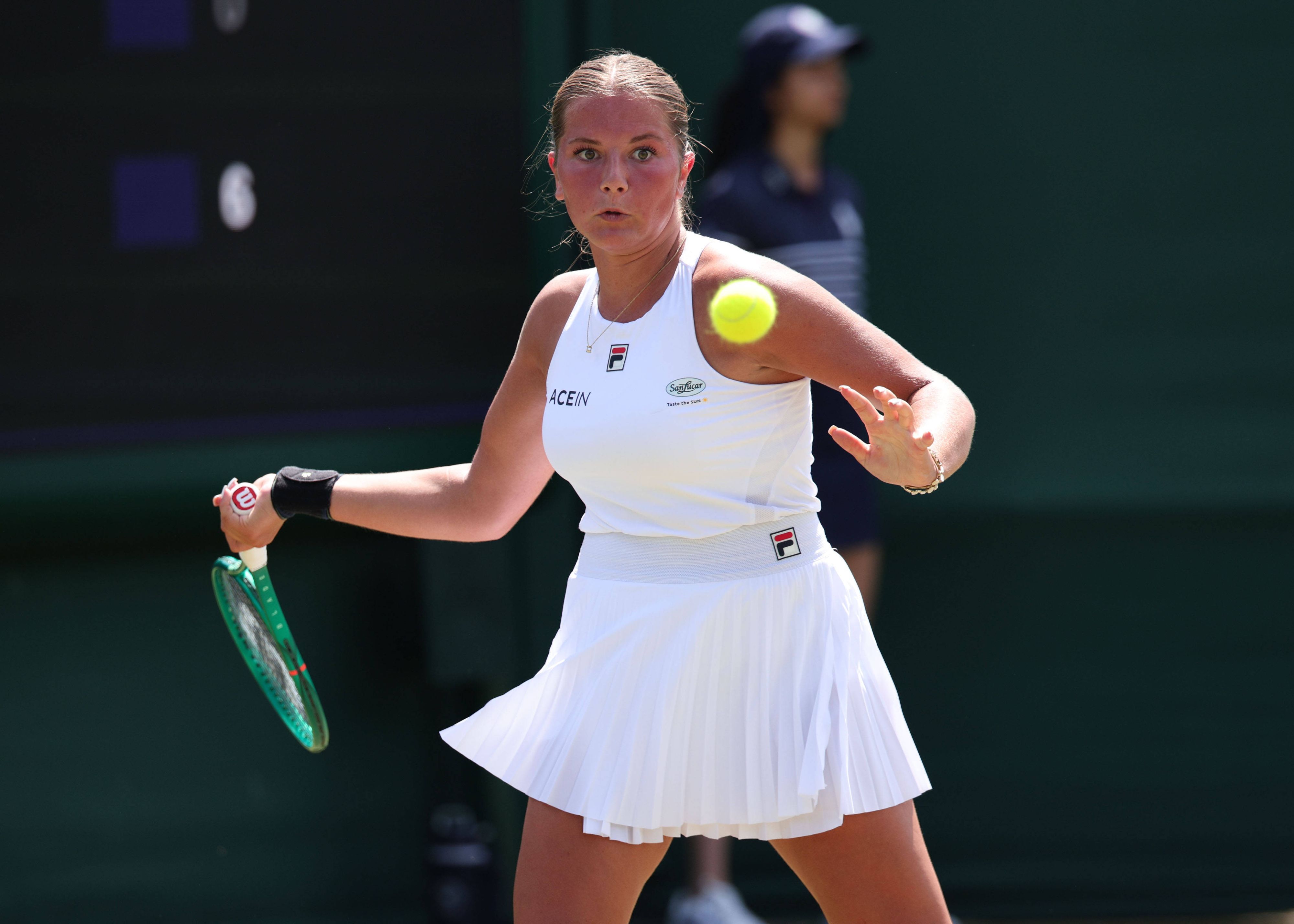 Tennis-Profi Ida Wobker spielt eine Vorhand.