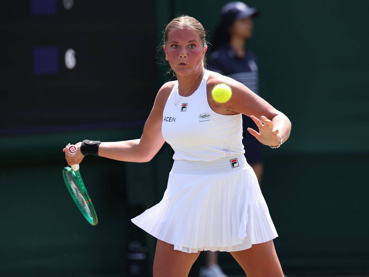 Tennis-Profi Ida Wobker spielt eine Vorhand.