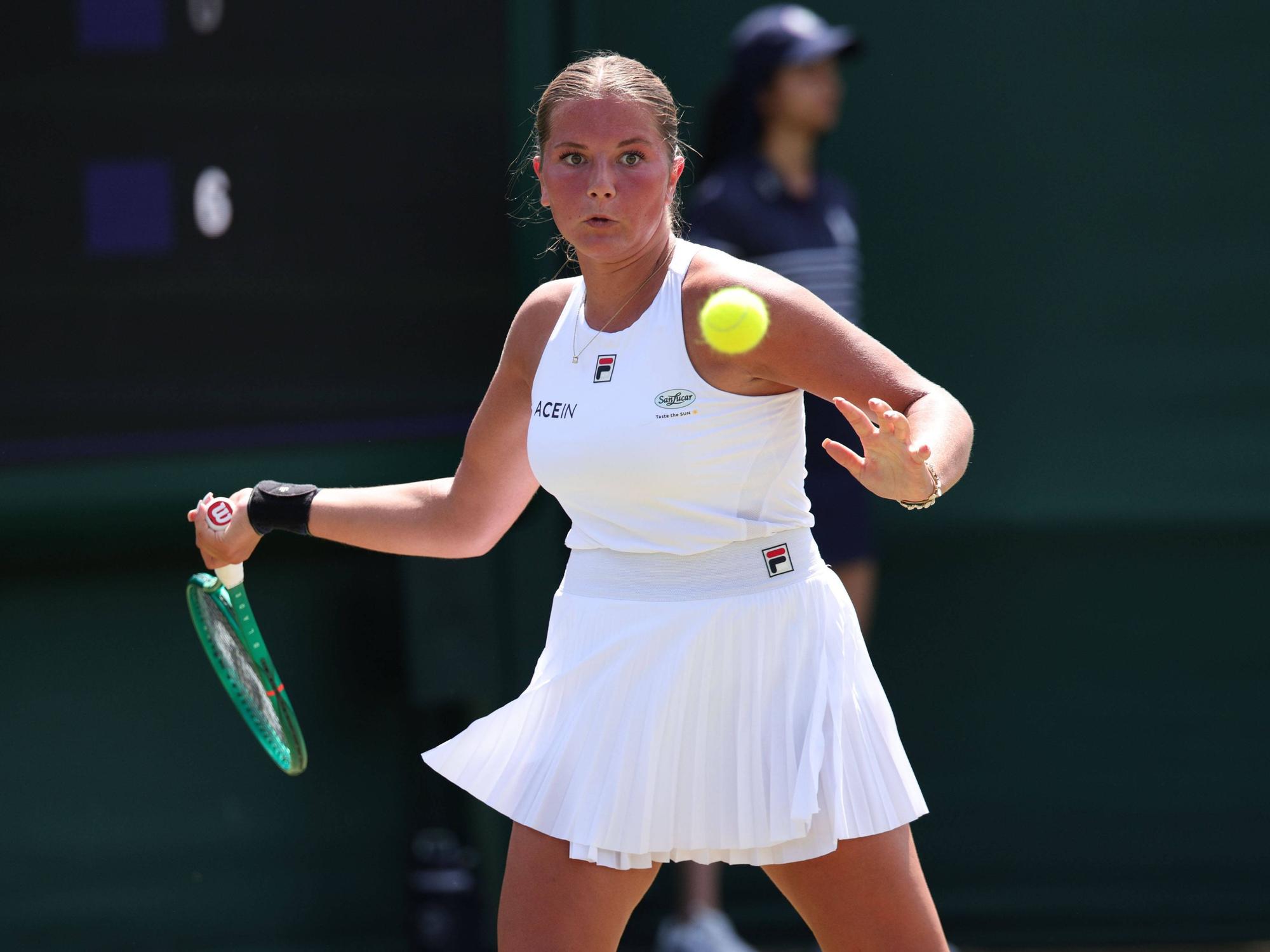 Tennis-Profi Ida Wobker spielt eine Vorhand.