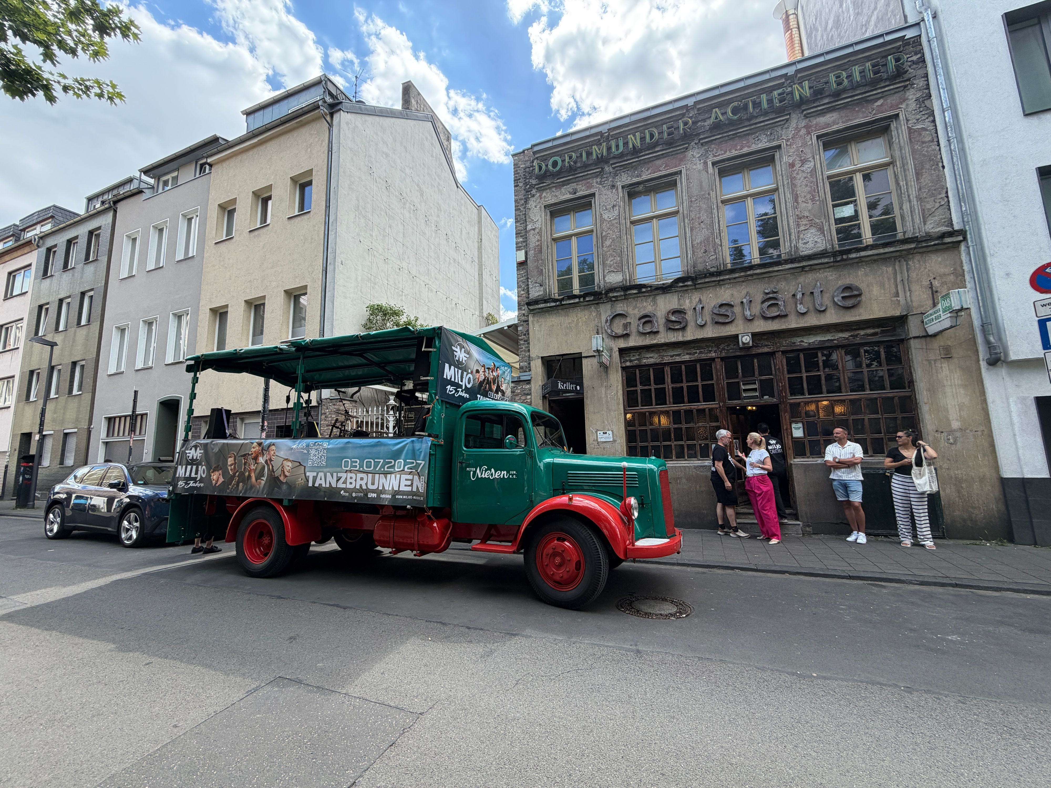 Der Miljö-Musikwagen steht vor der Gaststätte Lommerzheim.