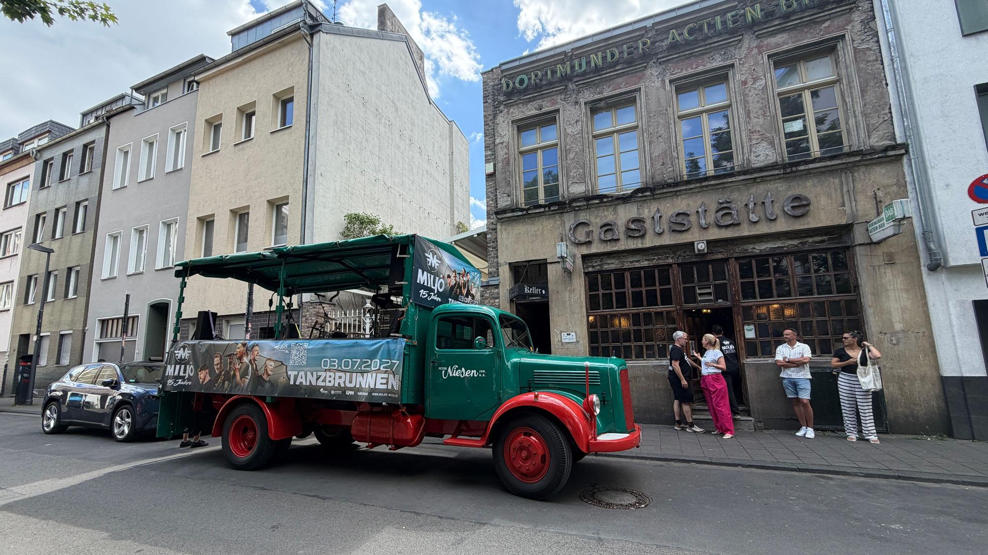 Der Miljö-Musikwagen steht vor der Gaststätte Lommerzheim.