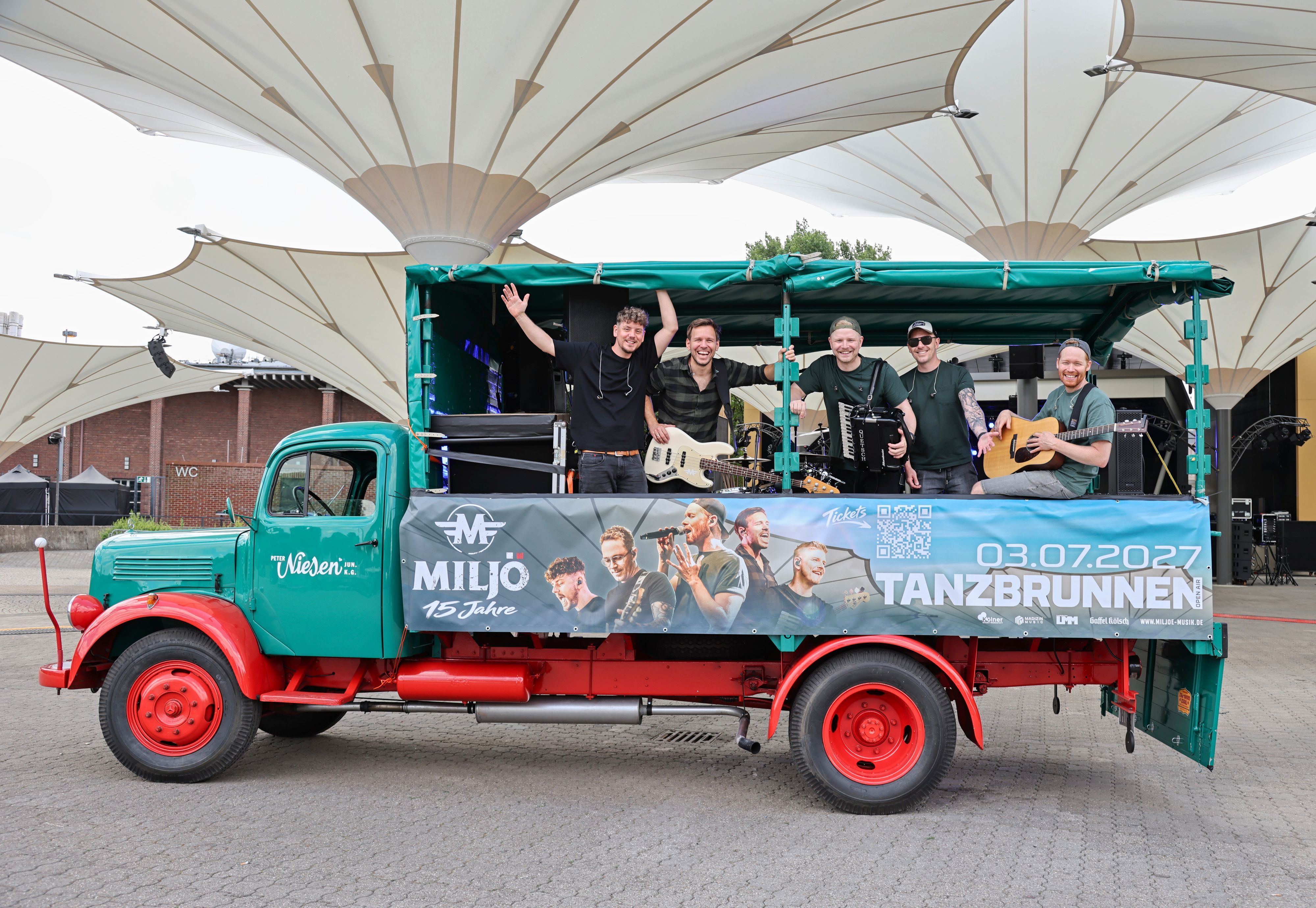 Miljö stehen mit ihrem Musikwagen im Tanzbrunnen.