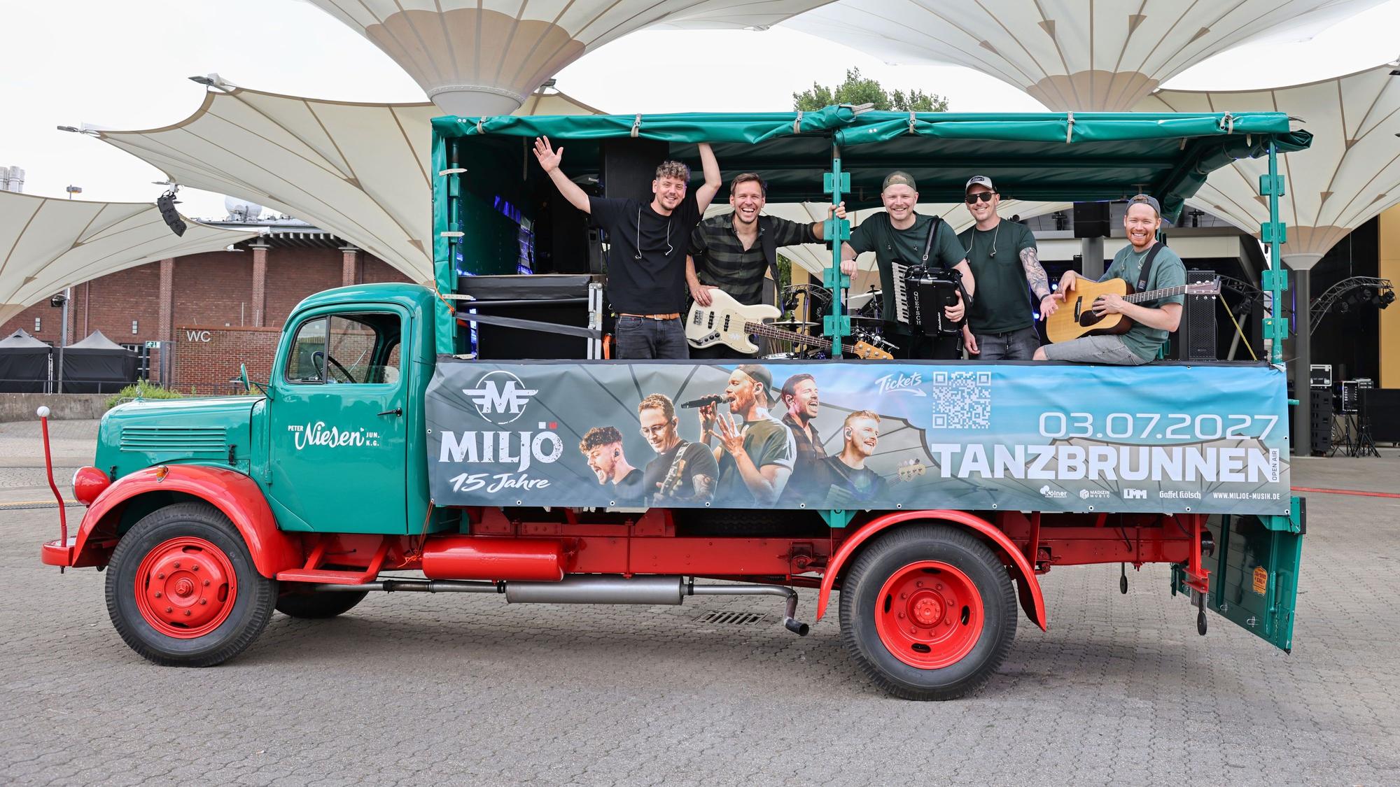 Miljö stehen mit ihrem Musikwagen im Tanzbrunnen.