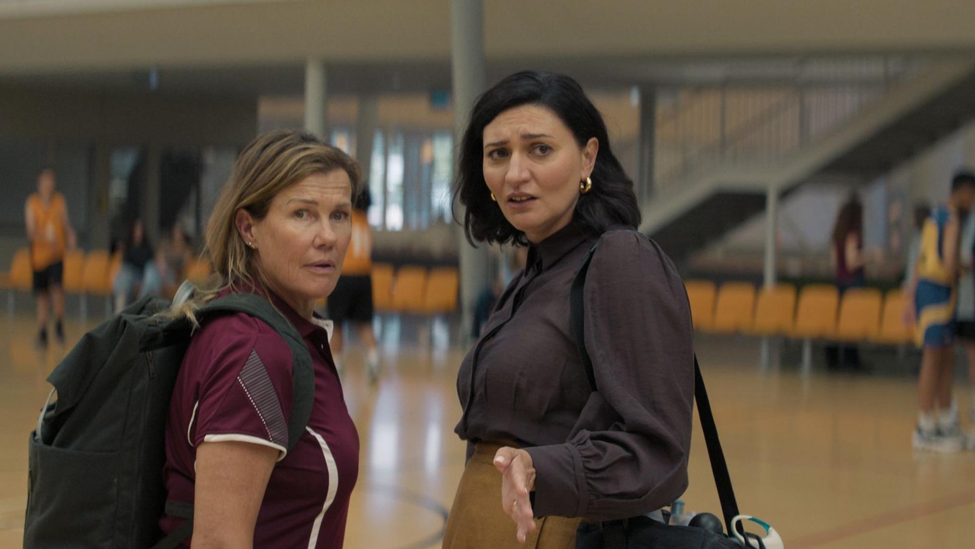 Penny (Robyn Malcolm, links) und Bridget (Mia Blake) können nicht glauben, dass Phil plötzlich zurück ist. (Bild: ARTE/After the Party Productions Limited 2023)