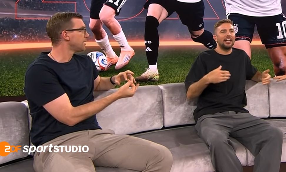 Per Mertesacker und Christoph Kramer diskutieren auf der Couch im WM-Studio des ZDF. Foto: Screenshot ZDF