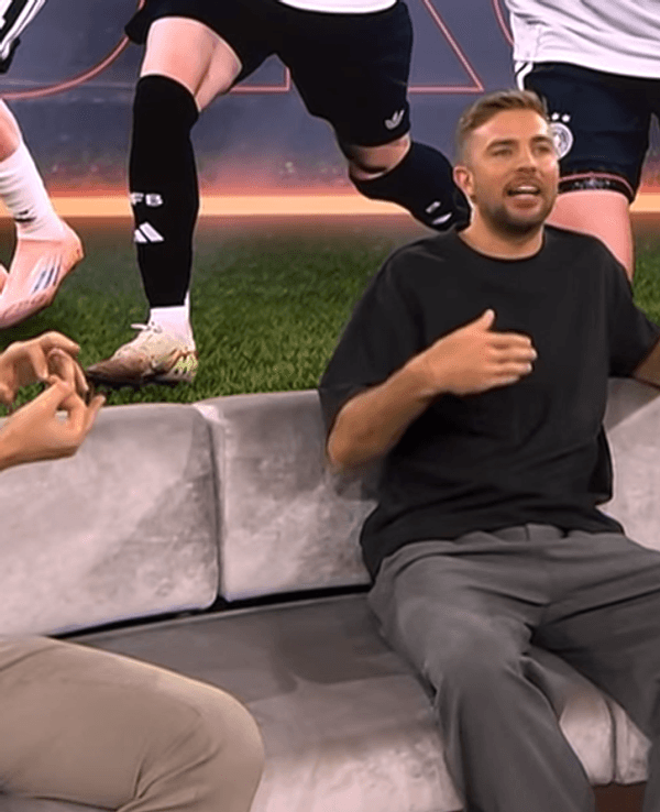 Per Mertesacker und Christoph Kramer diskutieren auf der Couch im WM-Studio des ZDF. Foto: Screenshot ZDF