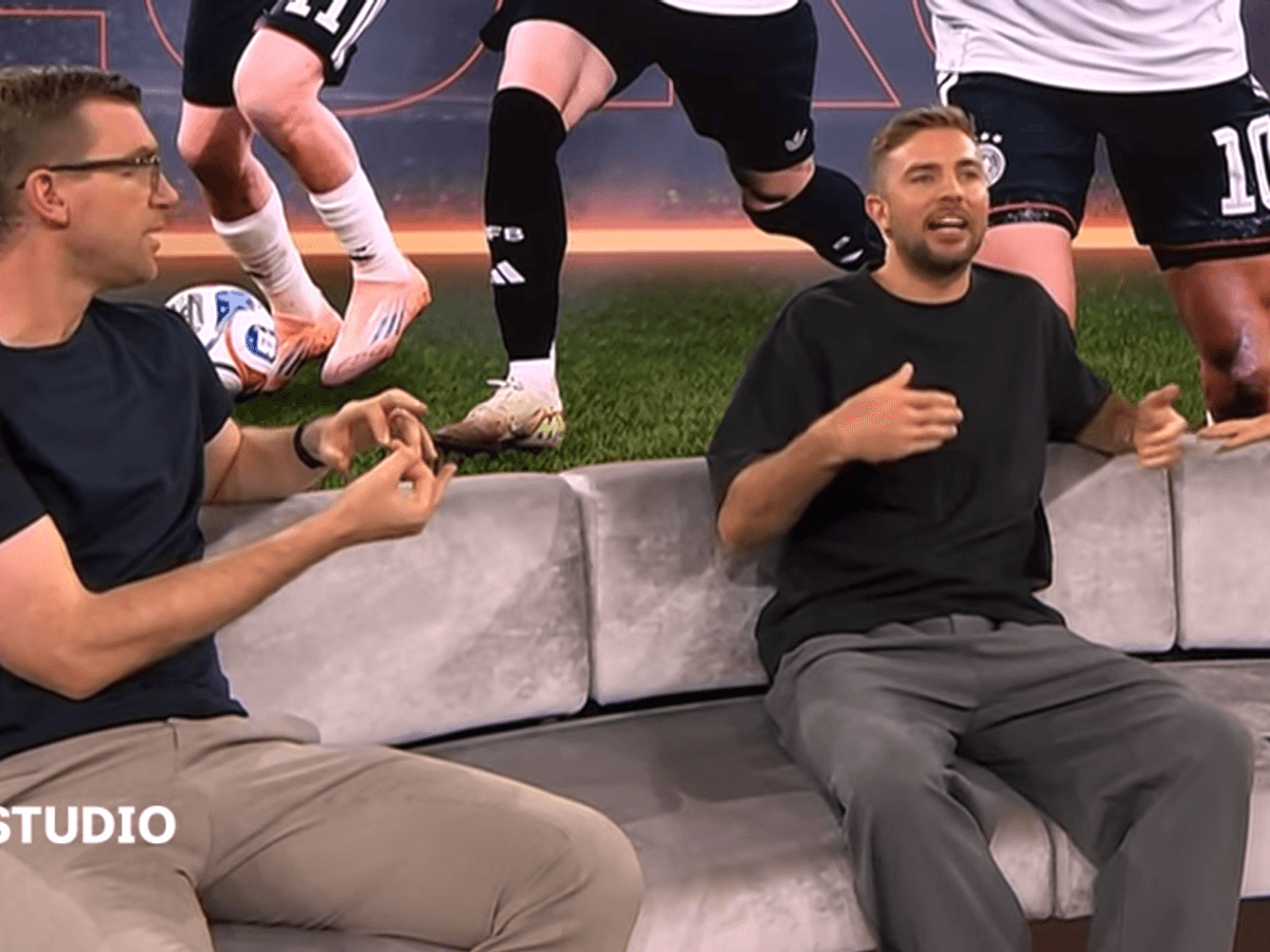 Per Mertesacker und Christoph Kramer diskutieren auf der Couch im WM-Studio des ZDF. Foto: Screenshot ZDF