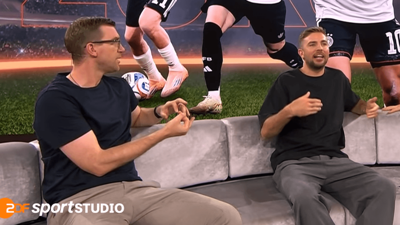 Per Mertesacker und Christoph Kramer diskutieren auf der Couch im WM-Studio des ZDF. Foto: Screenshot ZDF