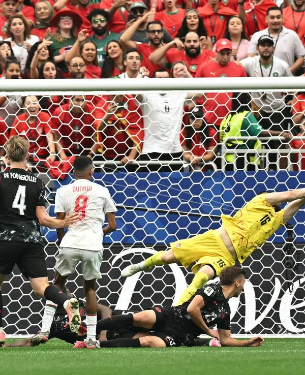 Azzedine Ounahi erzielt das 2:0 für Marokko, Kanadas Torwart Maxime Crepeau versucht, den Ball zu halten, ist aber ohne Chance.