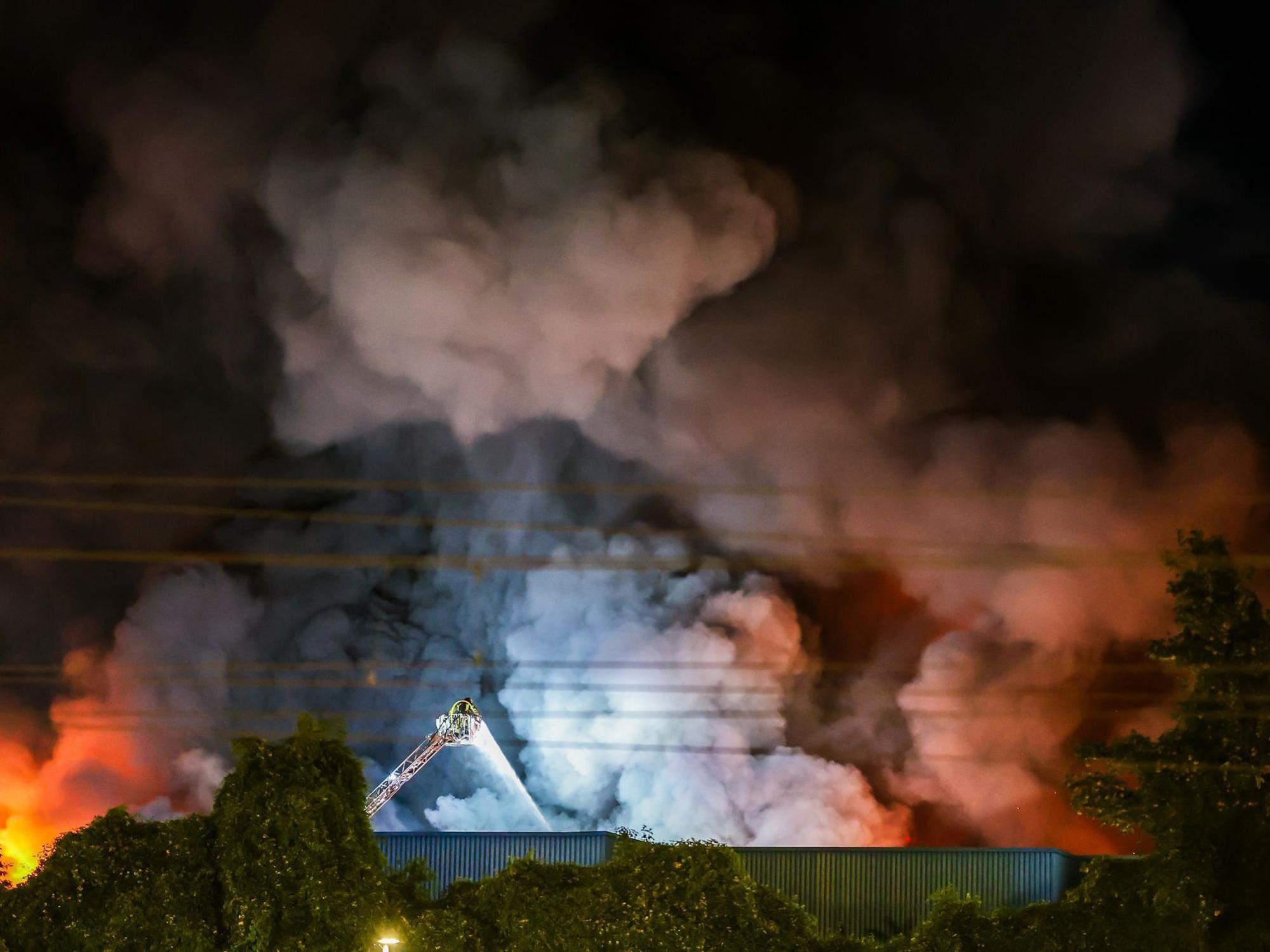 Für die Stuttgarter Feuerwehr ist es einer der größten Einsätze seit Jahren.