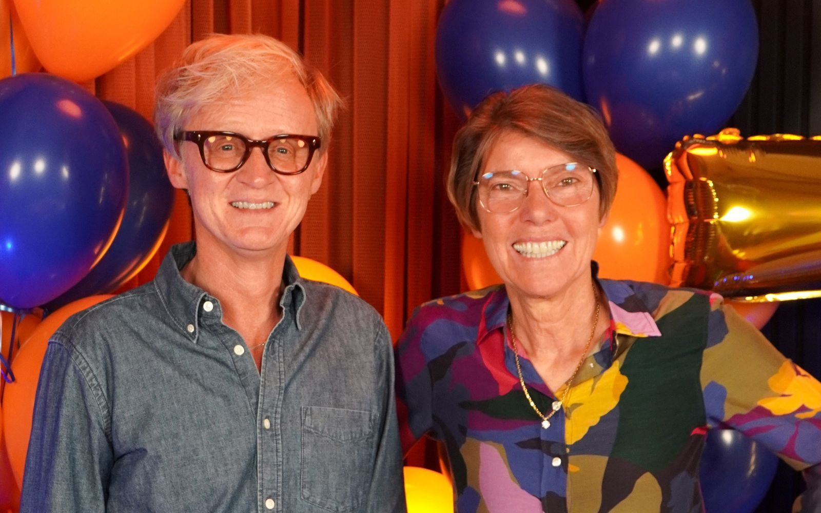 Pierre M. Krause interviewte Bettina Böttinger in der Geburtstagsausgabe ihres Podcasts „Zwischen den Zeilen“. (Bild: Early Studios GmbH)