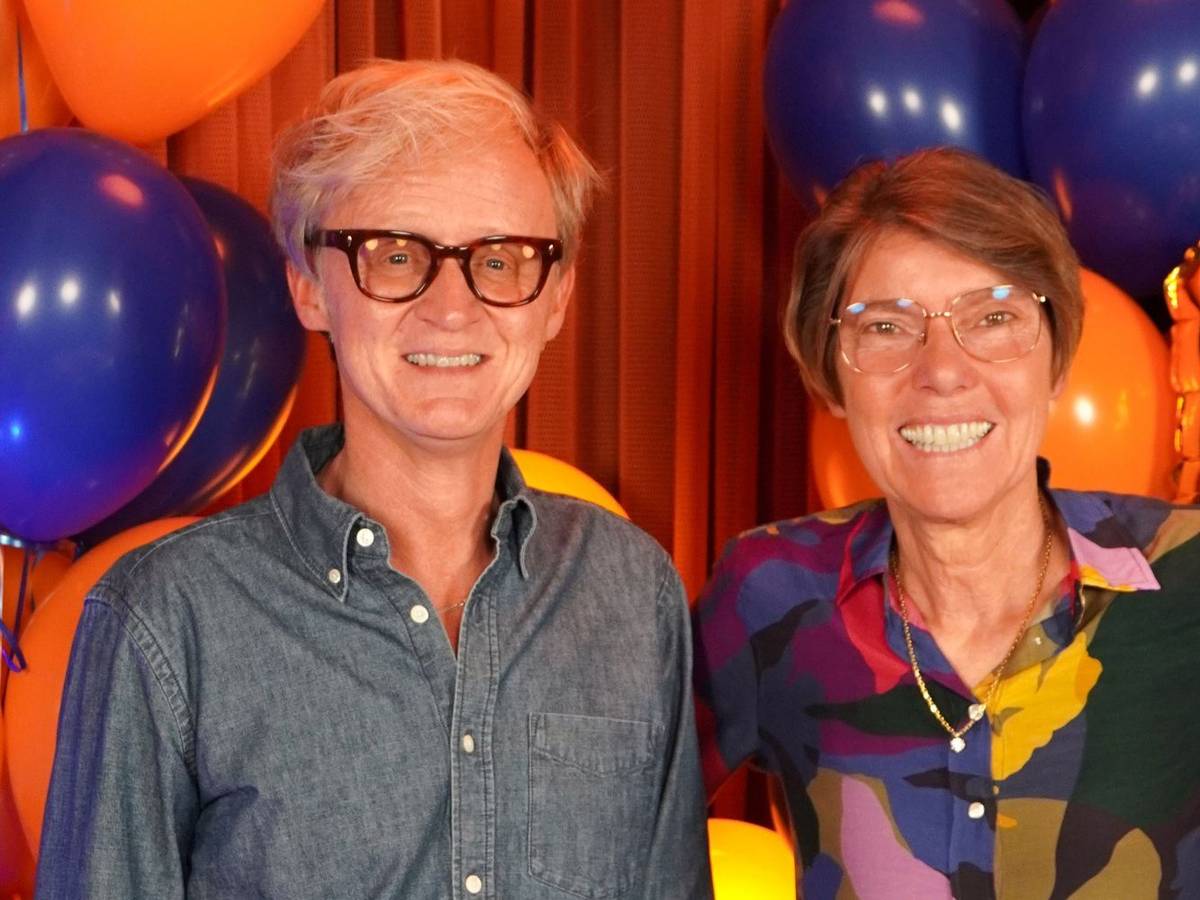 Pierre M. Krause interviewte Bettina Böttinger in der Geburtstagsausgabe ihres Podcasts „Zwischen den Zeilen“. (Bild: Early Studios GmbH)