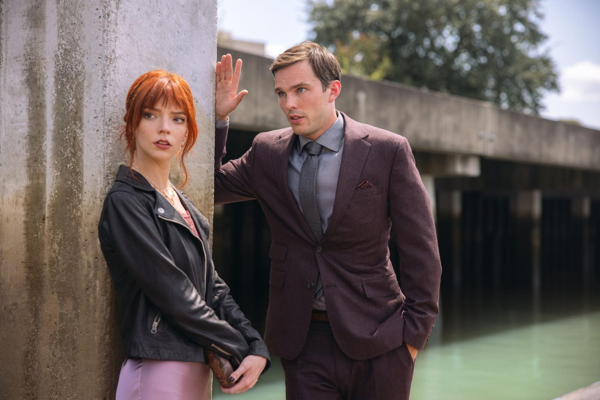 Tyler (Nicholas Hoult) lädt sein Date Margot (Anya Taylor-Joy) zu einem außergewöhnlichen Date ein. (Bild: RTL / 2022 20th Century Studios)