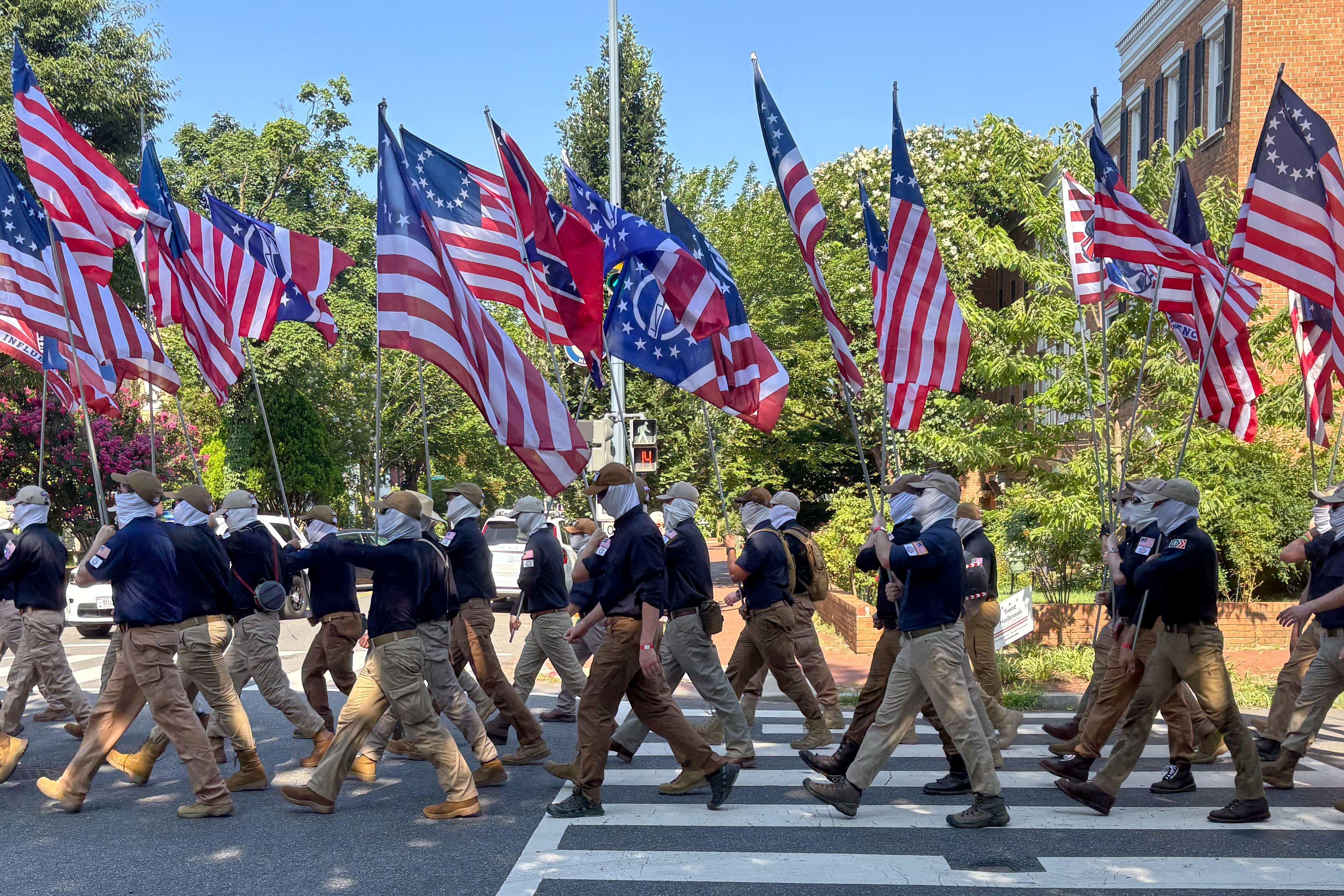 Auf diesem von Mark Sherman zur Verfügung gestellten Bild sind Mitglieder der Gruppe „Patriot Front“ zu sehen, die Masken tragen, während sie am 4. Juli 2026, im Vorfeld der Feierlichkeiten zum Unabhängigkeitstag zu Ehren des 250. Jahrestags der Nation durch Washington marschieren.