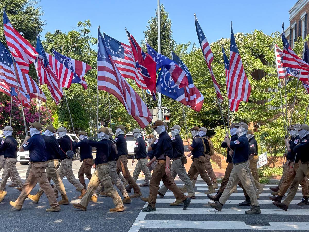 Auf diesem von Mark Sherman zur Verfügung gestellten Bild sind Mitglieder der Gruppe „Patriot Front“ zu sehen, die Masken tragen, während sie am 4. Juli 2026, im Vorfeld der Feierlichkeiten zum Unabhängigkeitstag zu Ehren des 250. Jahrestags der Nation durch Washington marschieren.