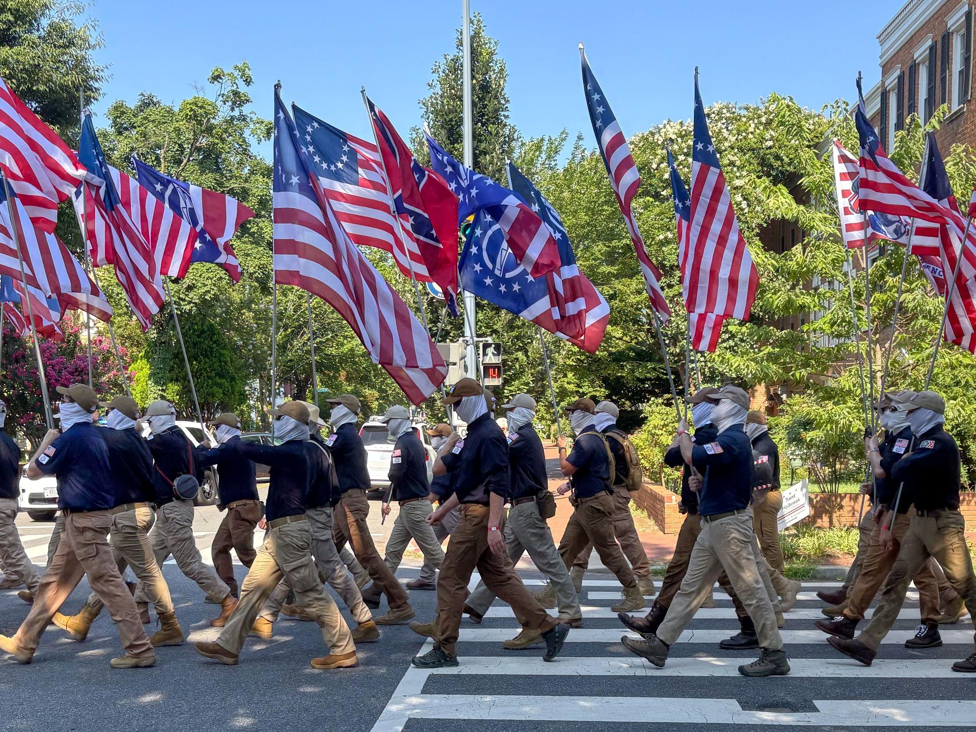 Auf diesem von Mark Sherman zur Verfügung gestellten Bild sind Mitglieder der Gruppe „Patriot Front“ zu sehen, die Masken tragen, während sie am 4. Juli 2026, im Vorfeld der Feierlichkeiten zum Unabhängigkeitstag zu Ehren des 250. Jahrestags der Nation durch Washington marschieren.
