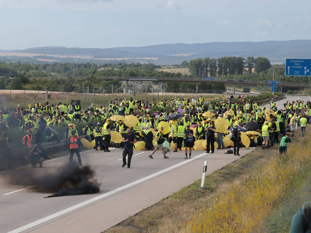 Demonstranten zünden Pyrotechnik und blockieren die Autobahn A71 nördlich des Erfurter Kreuzes bei Molsdorf, um Delegierten den Zugang zum AfD-Bundesparteitag zu erschweren.