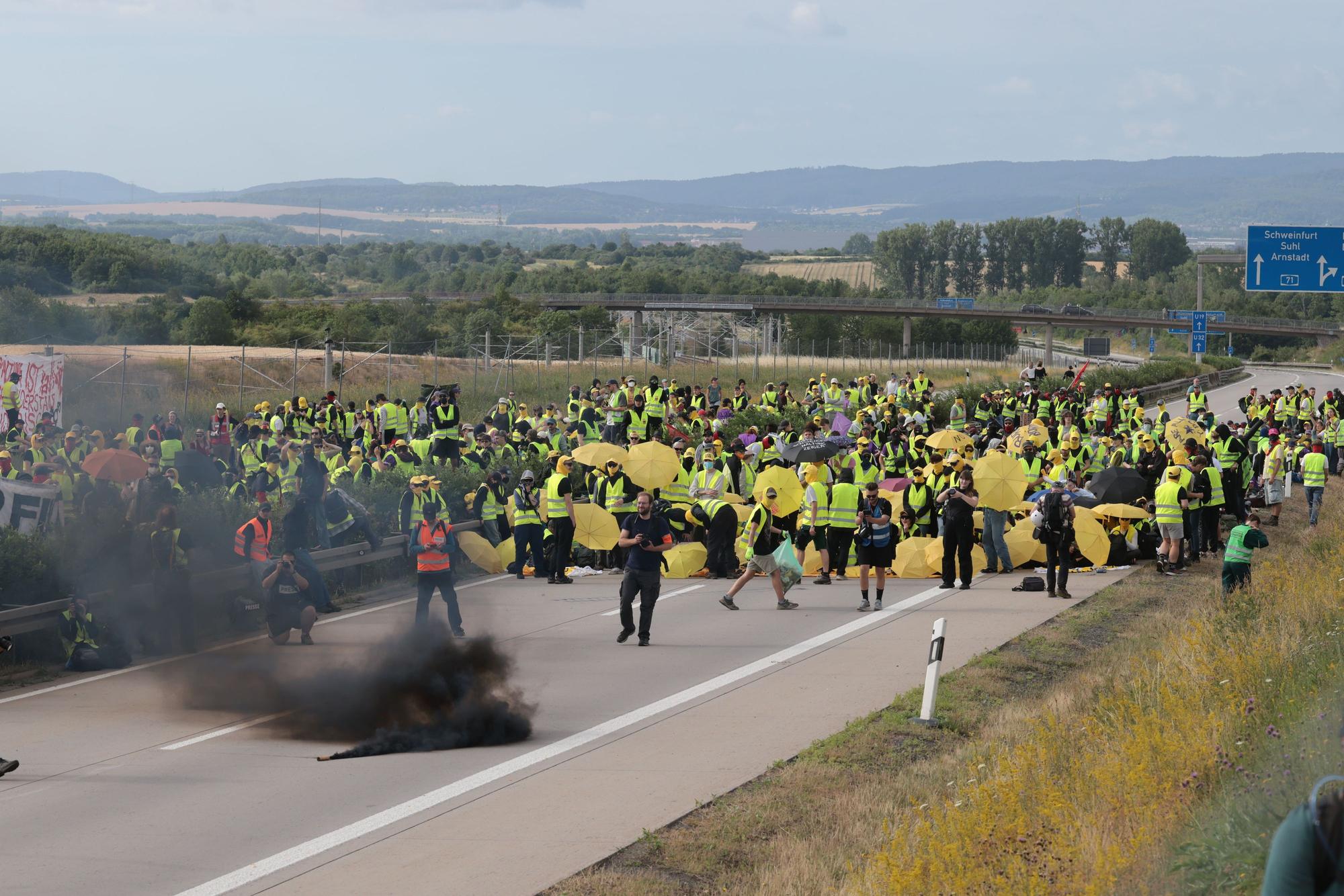 Demonstranten zünden Pyrotechnik und blockieren die Autobahn A71 nördlich des Erfurter Kreuzes bei Molsdorf, um Delegierten den Zugang zum AfD-Bundesparteitag zu erschweren.