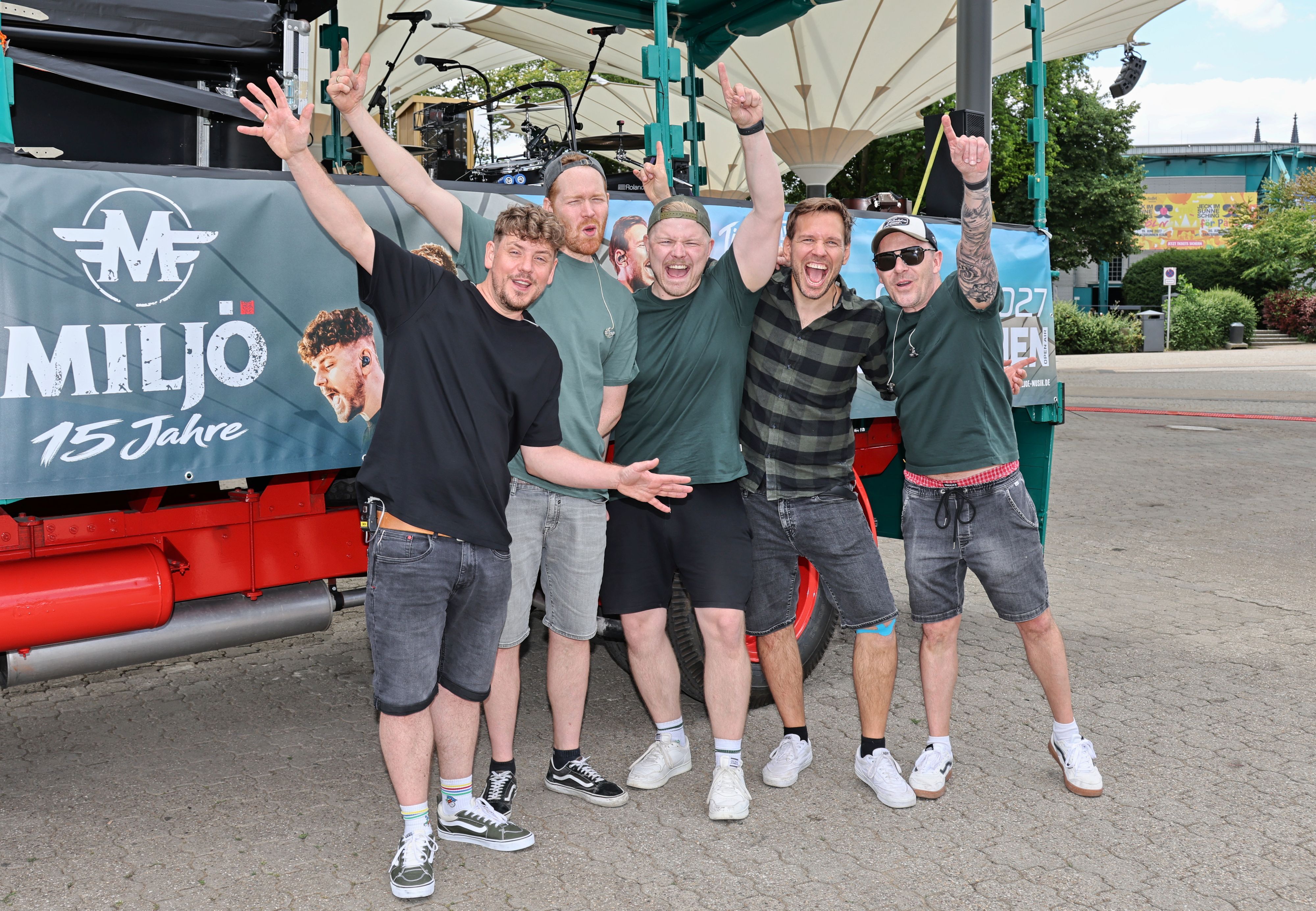 Die Band Miljö steht vor ihrem Musikwagen im Tanzbrunnen.