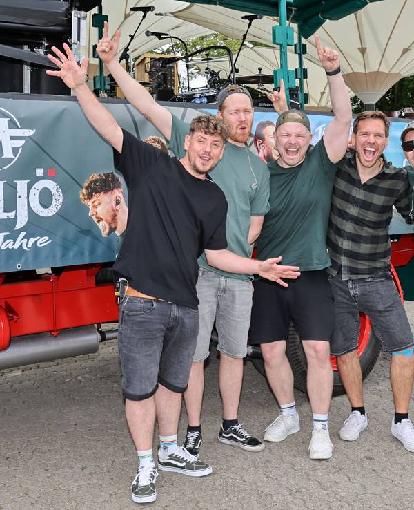 Die Band Miljö steht vor ihrem Musikwagen im Tanzbrunnen.