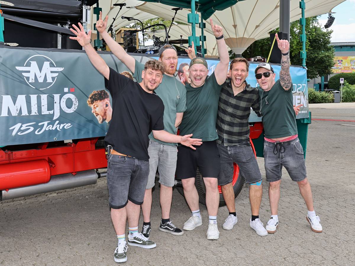 Die Band Miljö steht vor ihrem Musikwagen im Tanzbrunnen.