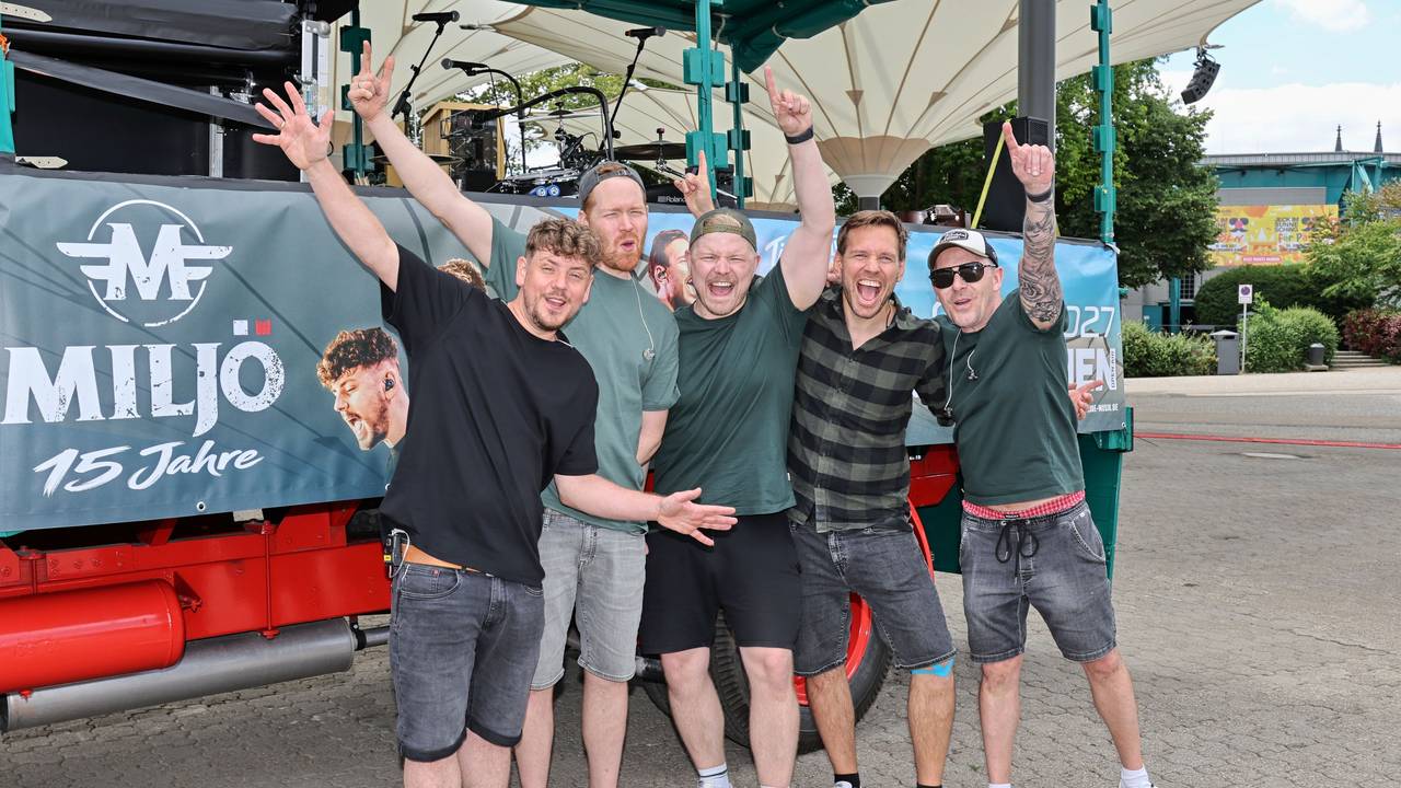 Die Band Miljö steht vor ihrem Musikwagen im Tanzbrunnen.