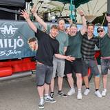 Die Band Miljö steht vor ihrem Musikwagen im Tanzbrunnen.