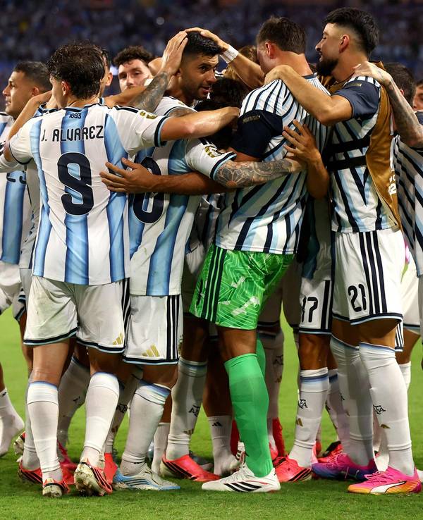 Die Argentinier bejubeln ein Tor.