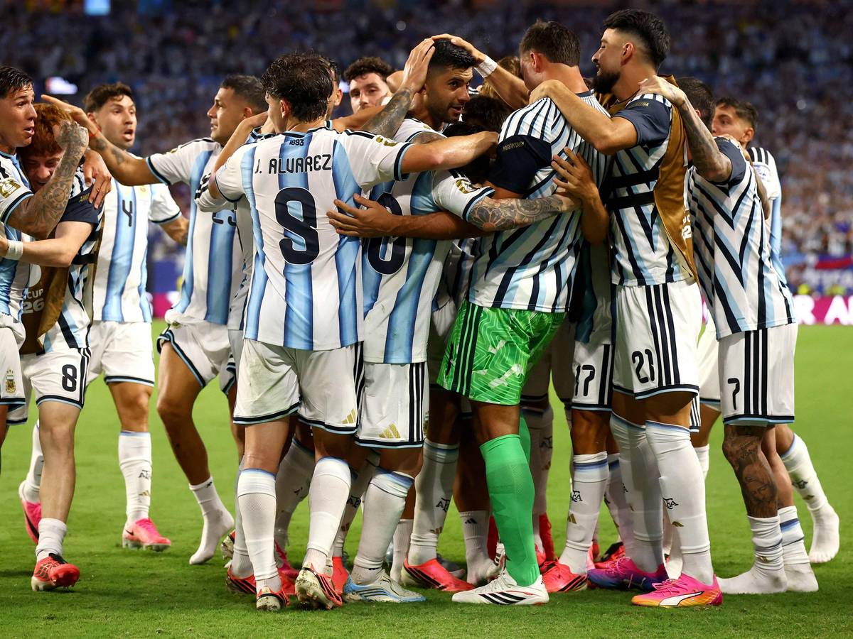 Die Argentinier bejubeln ein Tor.
