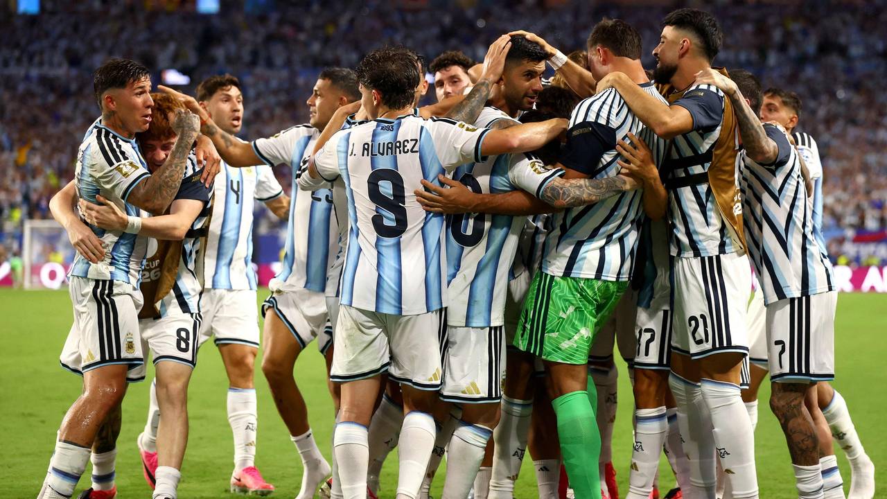 Die Argentinier bejubeln ein Tor.
