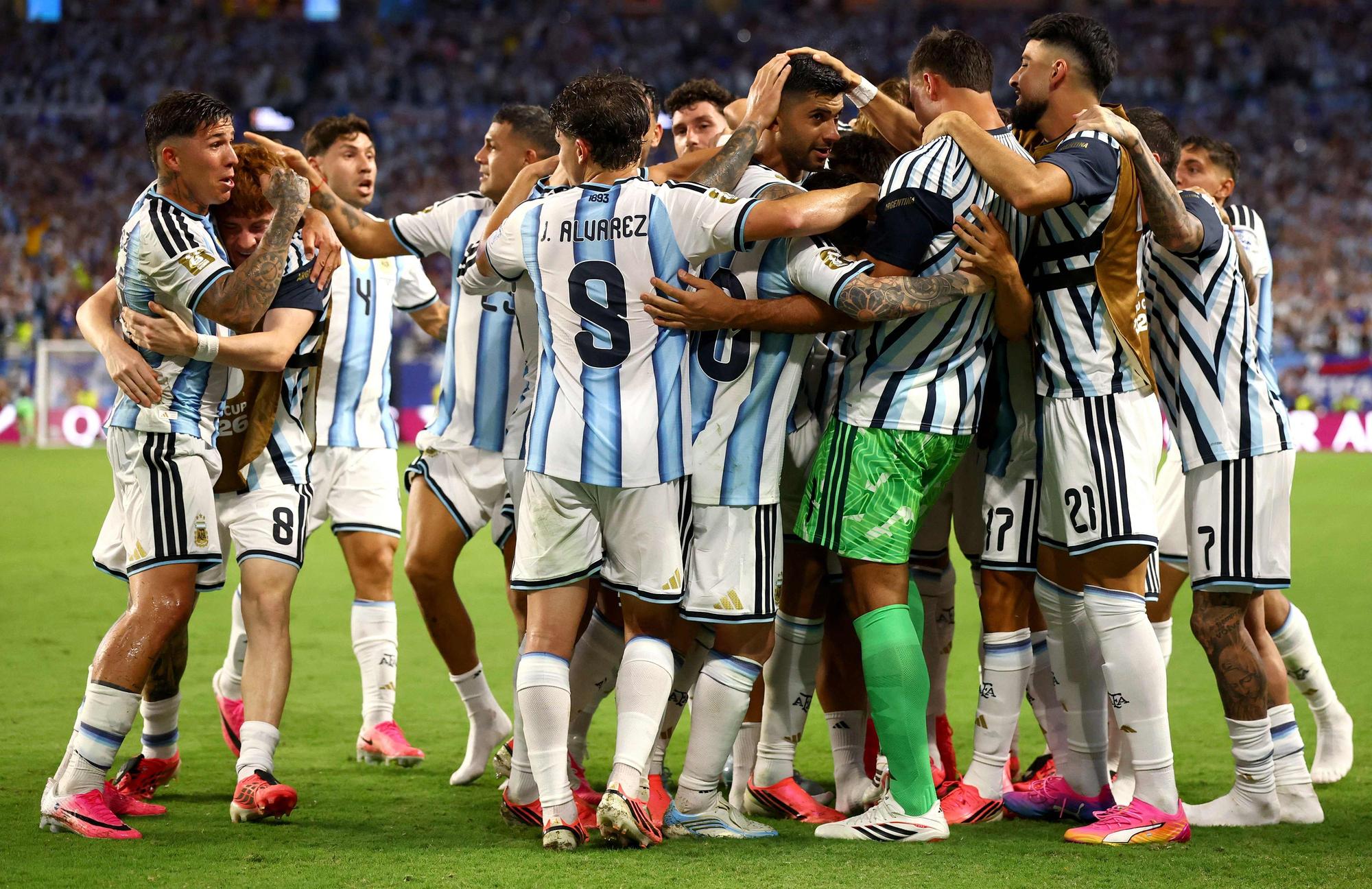 Die Argentinier bejubeln ein Tor.