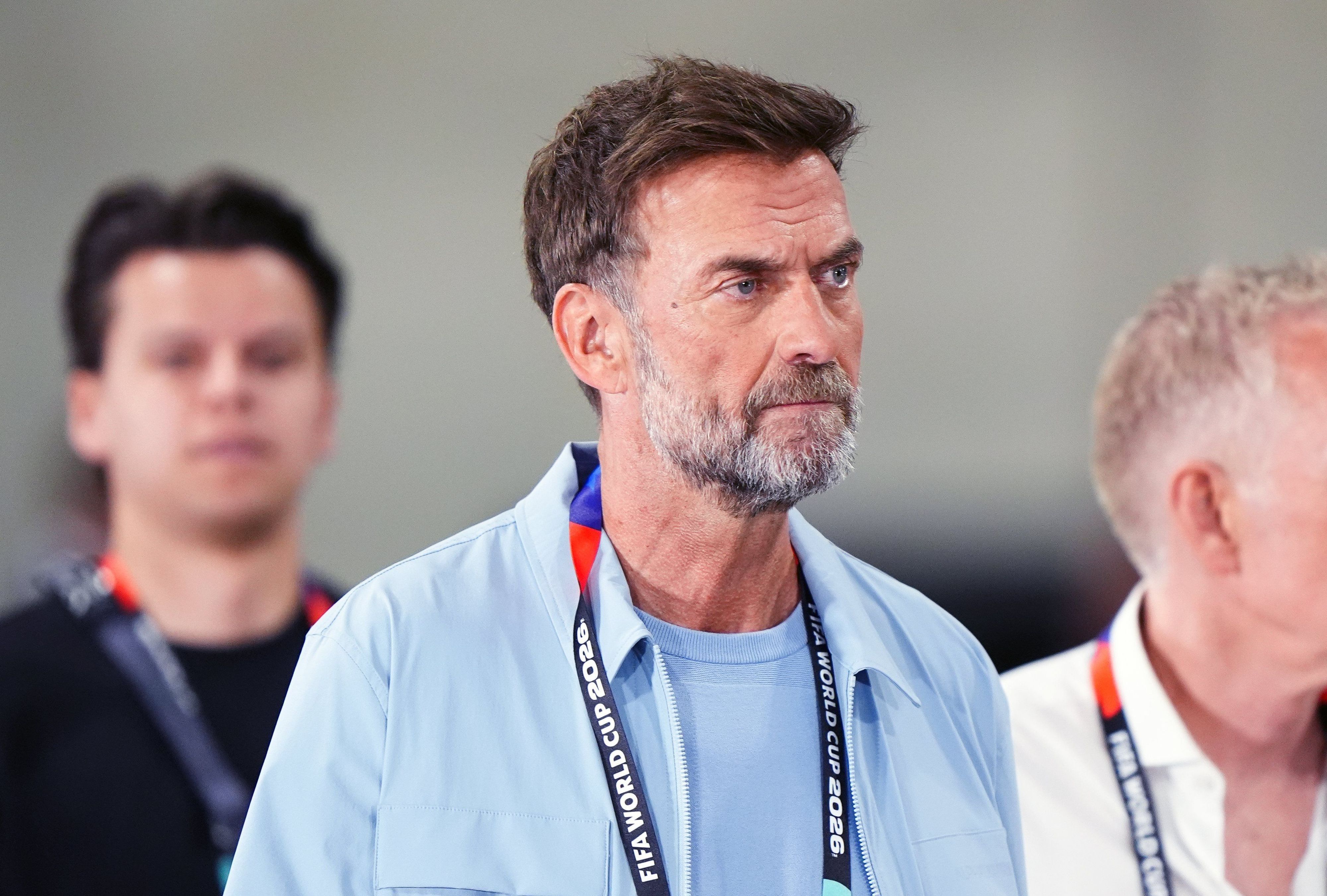 Jürgen Klopp schaut an der Kamera vorbei.
