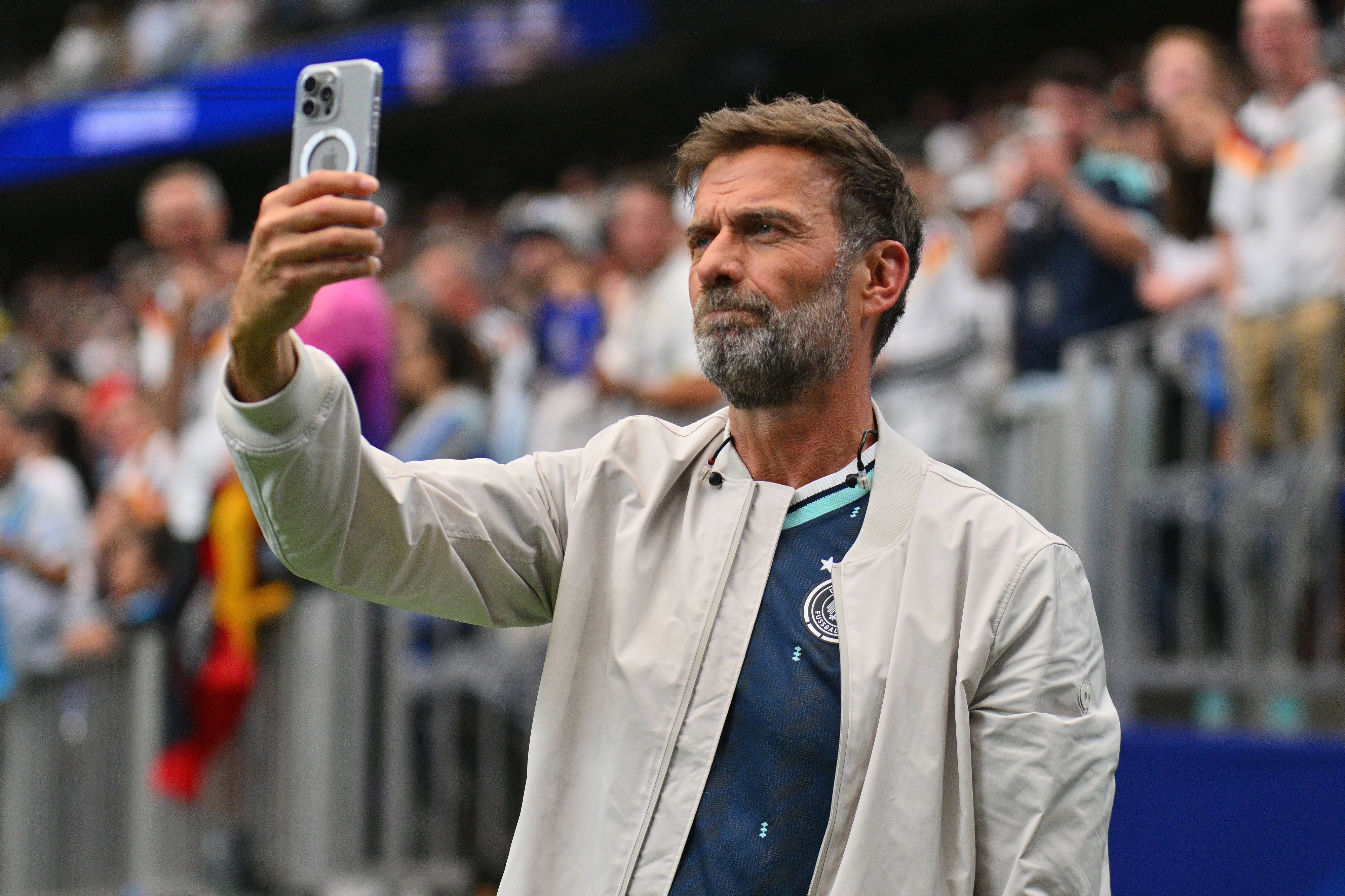 Jürgen Klopp macht im DFB-Trikot ein Selfie beim ersten deutschen WM-Gruppenspiel.