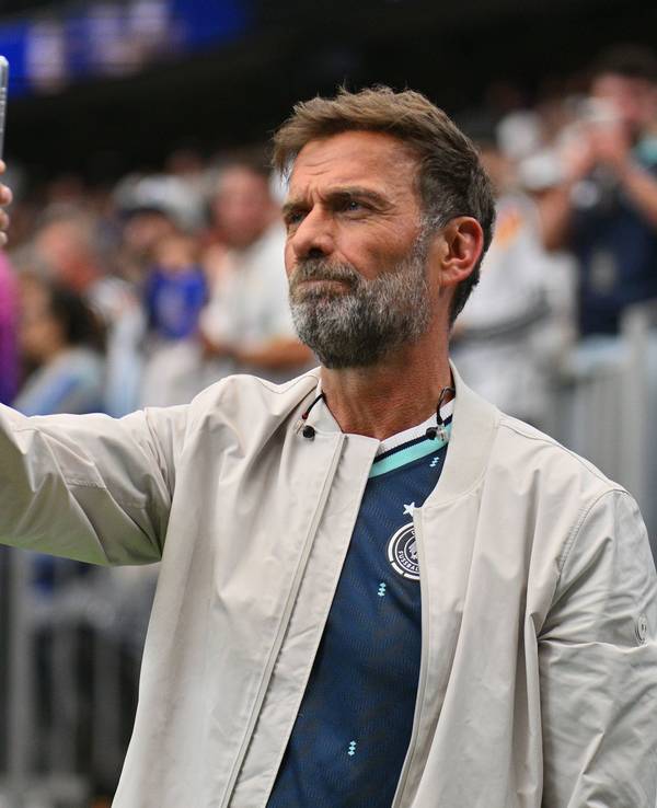 Jürgen Klopp macht im DFB-Trikot ein Selfie beim ersten deutschen WM-Gruppenspiel.