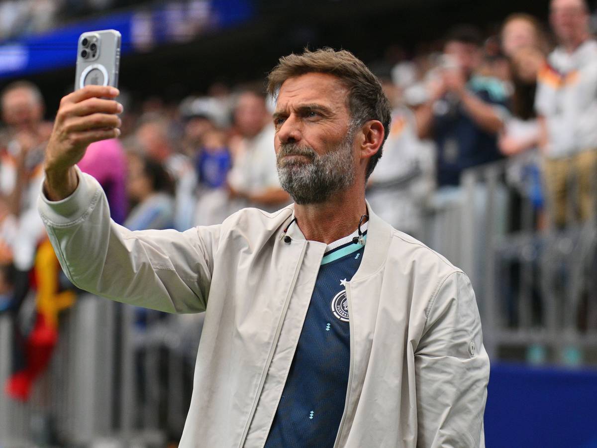 Jürgen Klopp macht im DFB-Trikot ein Selfie beim ersten deutschen WM-Gruppenspiel.