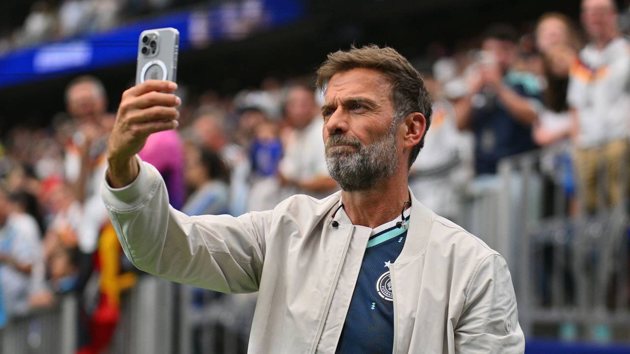 Jürgen Klopp macht im DFB-Trikot ein Selfie beim ersten deutschen WM-Gruppenspiel.