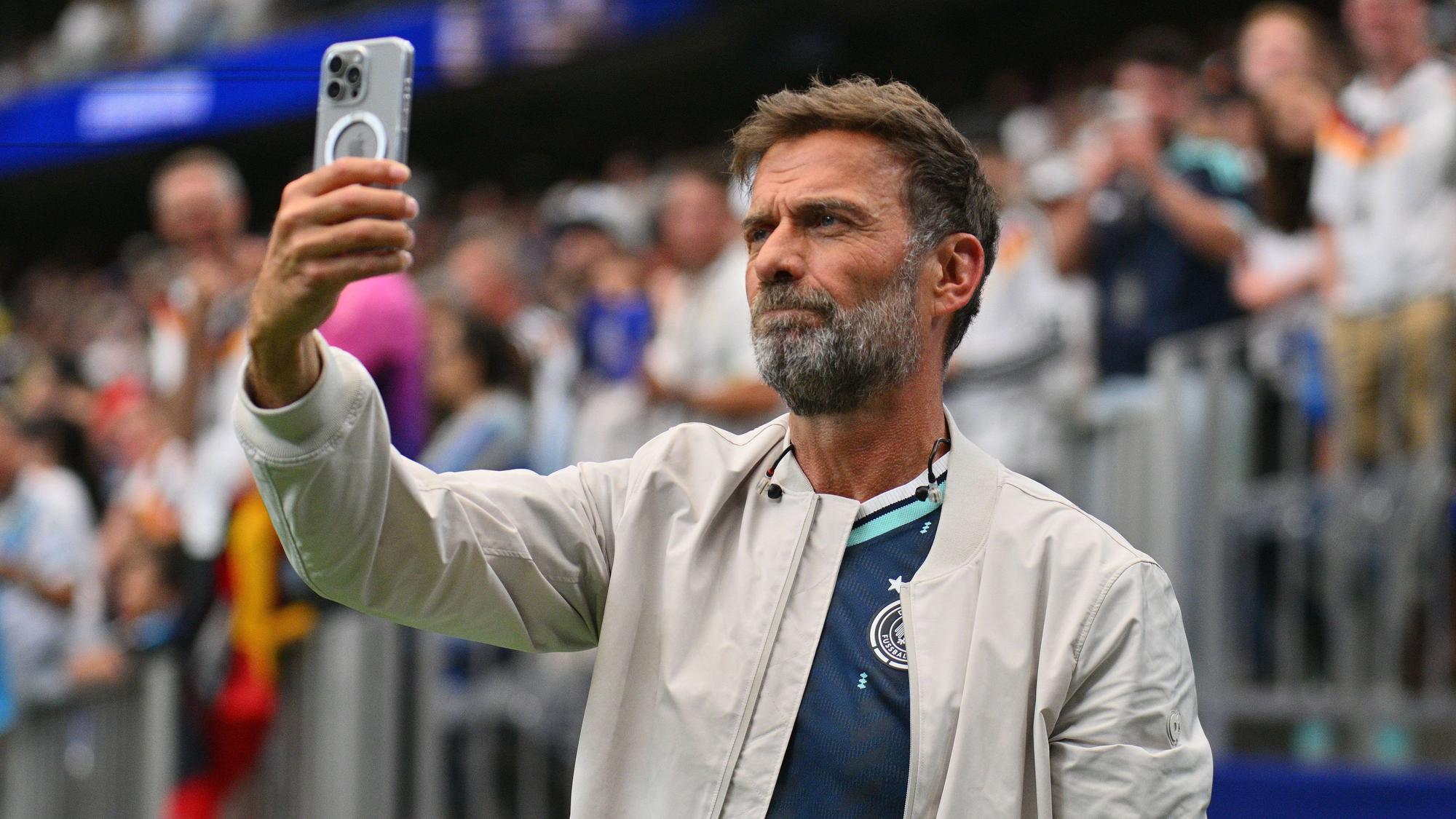 Jürgen Klopp macht im DFB-Trikot ein Selfie beim ersten deutschen WM-Gruppenspiel.