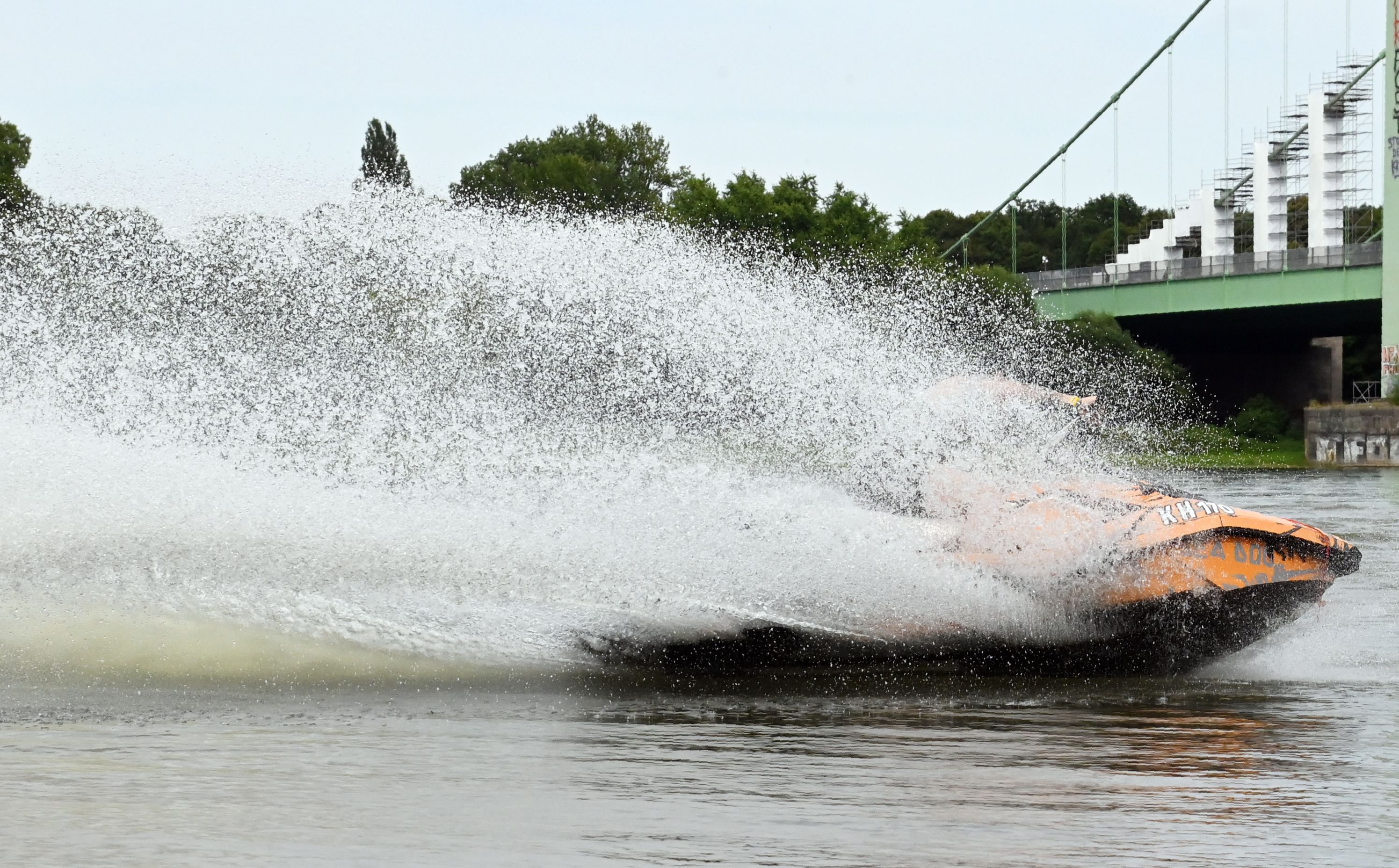 Ein Jetskifahrer dreht seine Runden unterhalb der Rodenkirchener Brücke. (Symbolfoto)