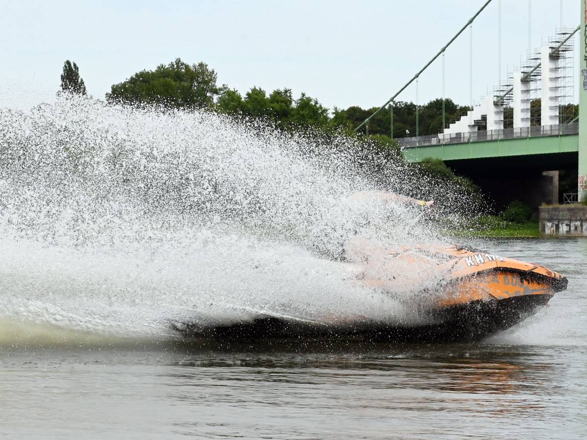Ein Jetskifahrer dreht seine Runden unterhalb der Rodenkirchener Brücke. (Symbolfoto)