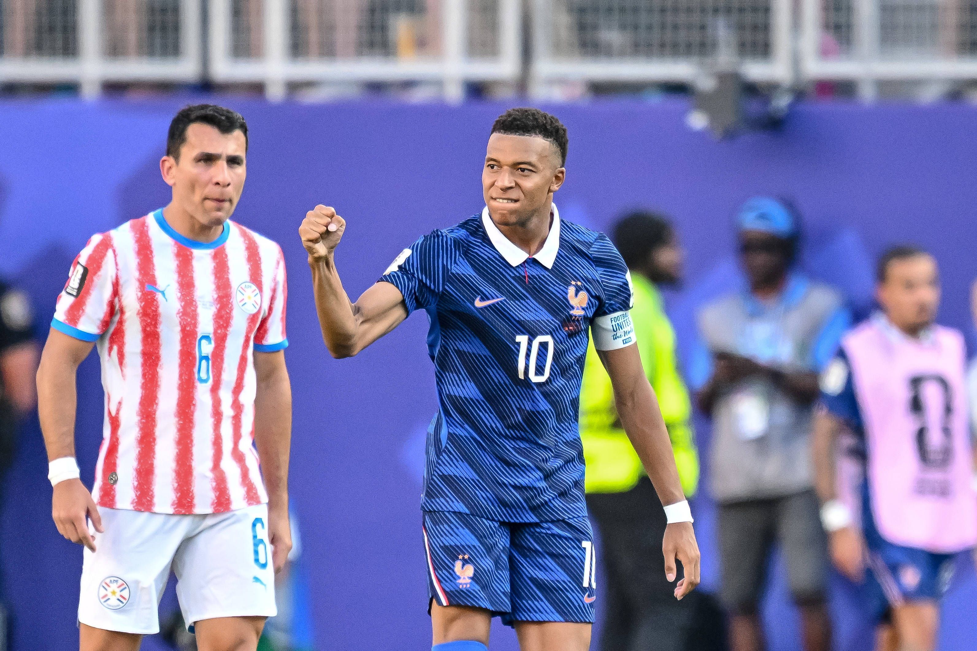 Kylian Mbappé ballt nach seinem Tor die Faust.