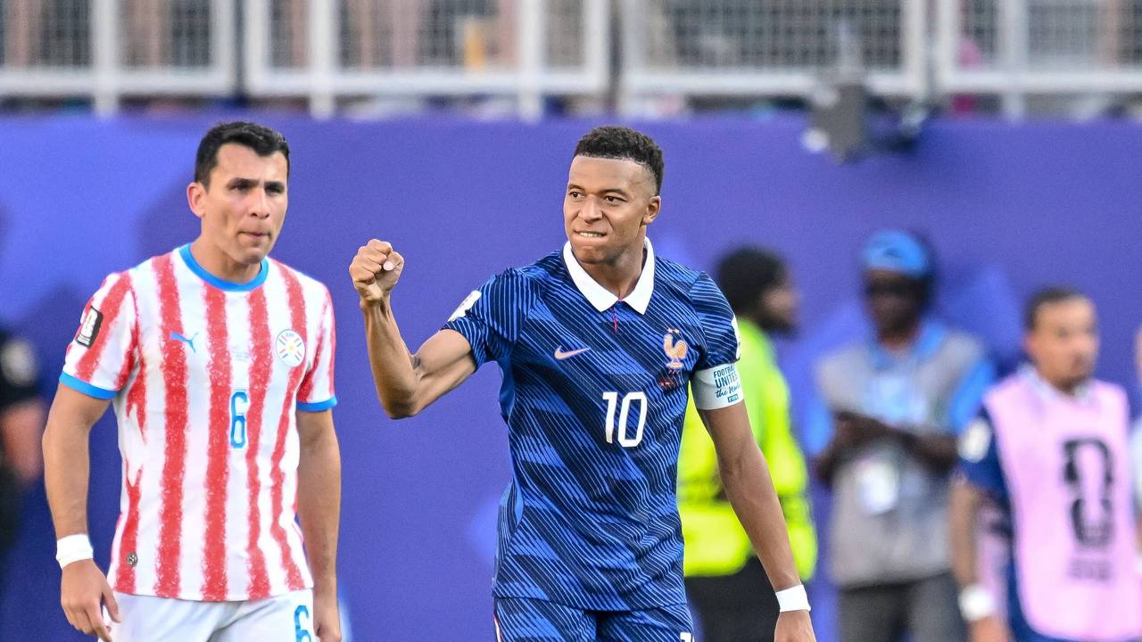 Kylian Mbappé ballt nach seinem Tor die Faust.