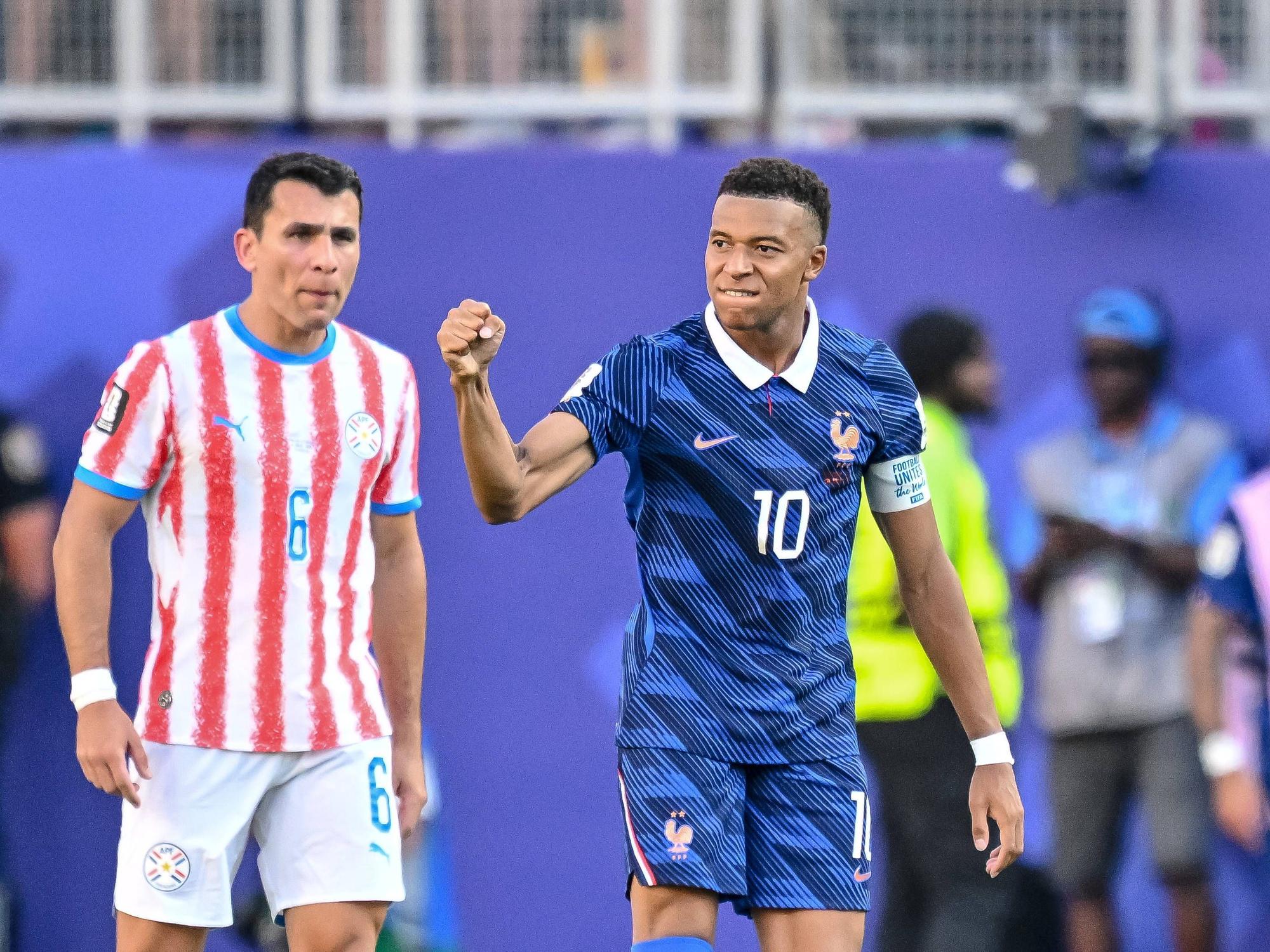 Kylian Mbappé ballt nach seinem Tor die Faust.
